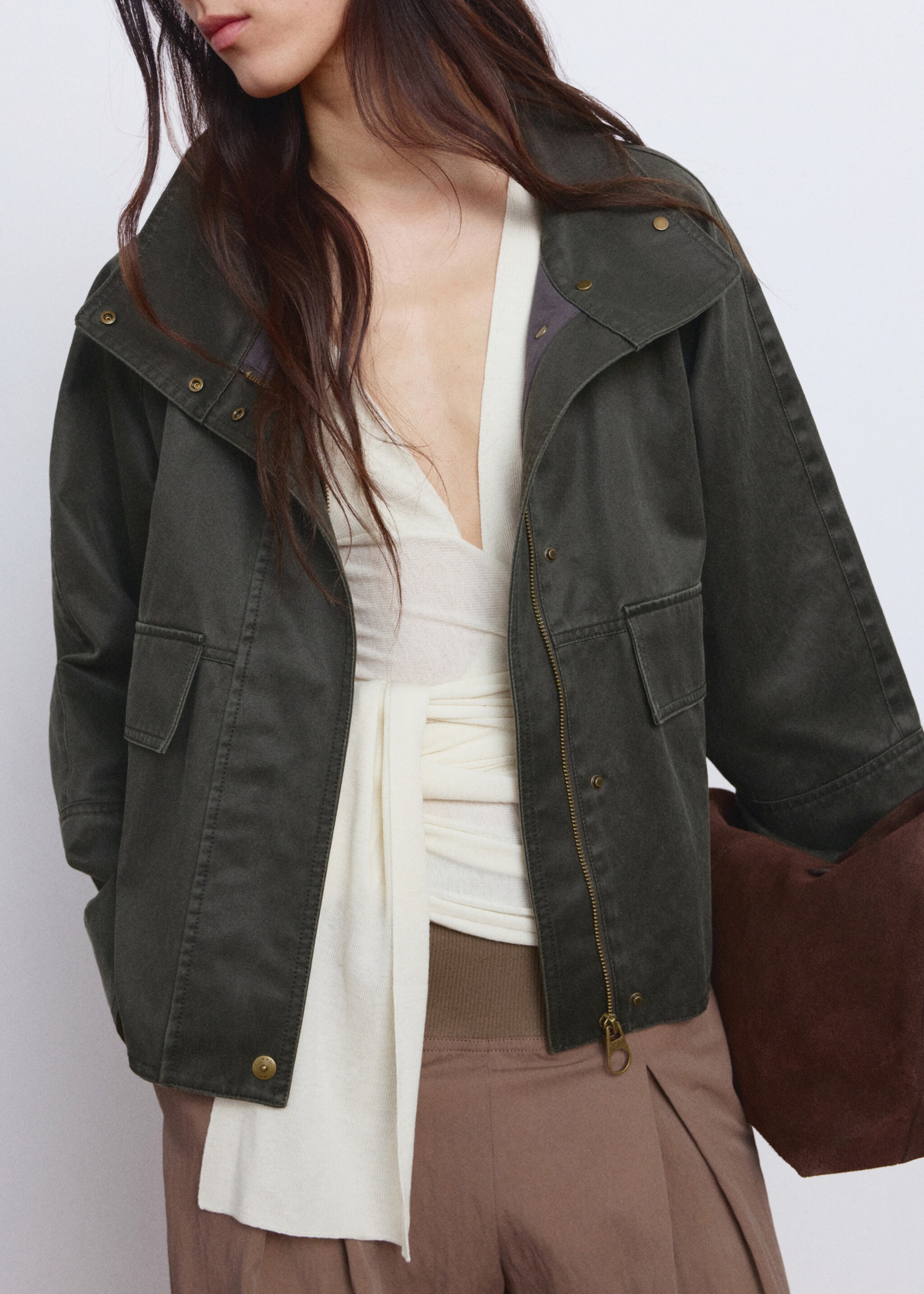 Funnel neck parka with pockets - Details of the article 6, Khaki. Ref: 27094776-00.