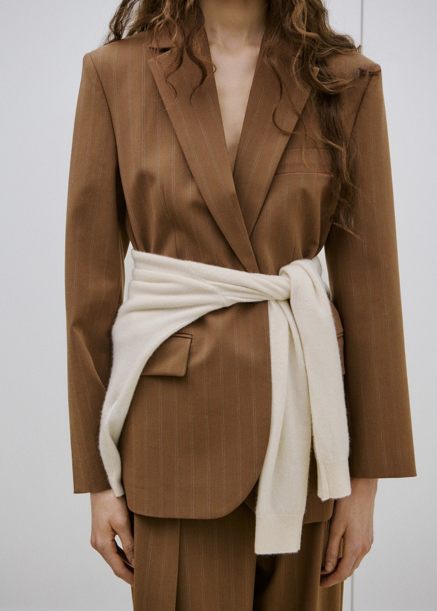 Костюмный пиджак в узкую полоску - Средний план