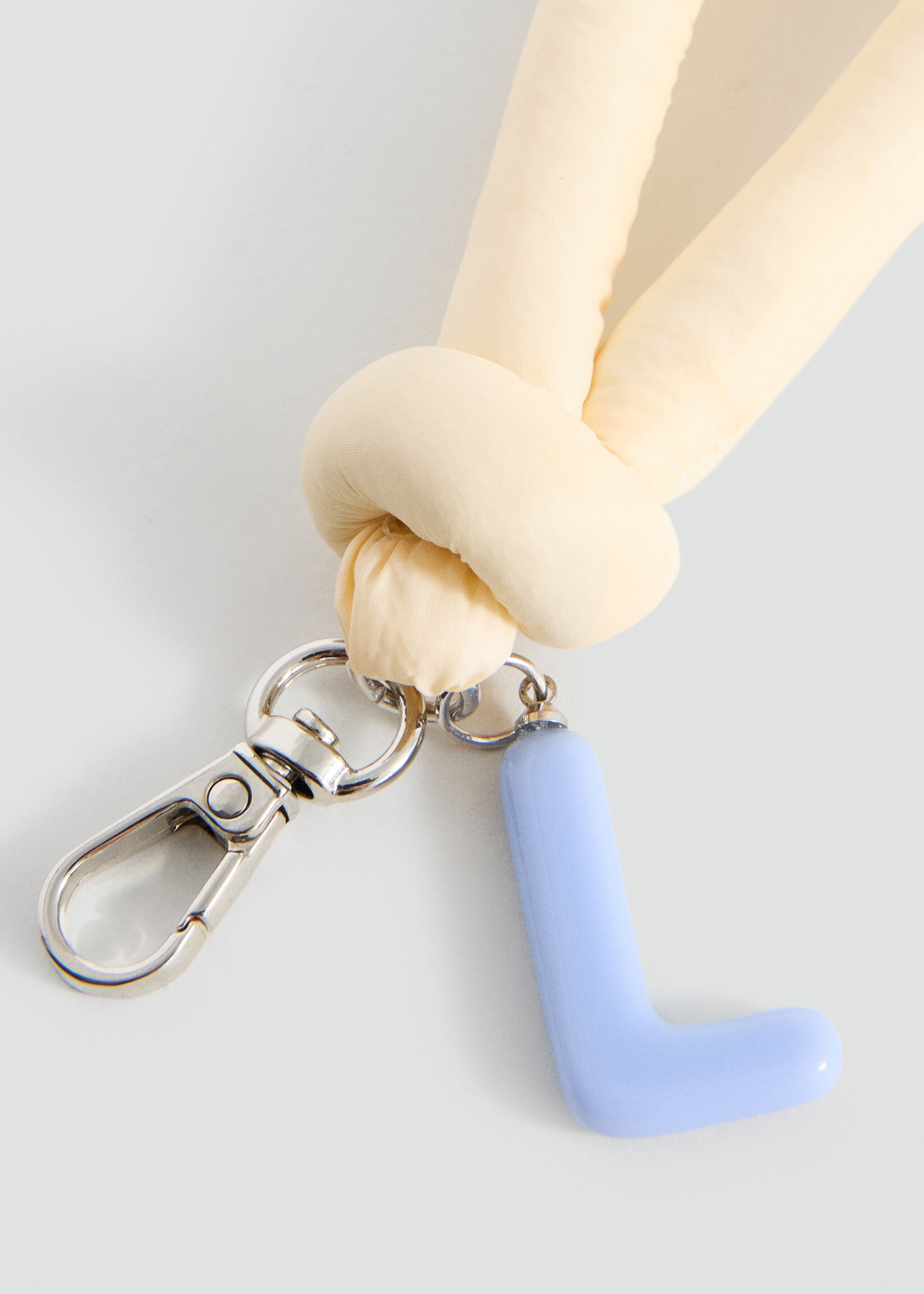 Porte-clés initiales - Plan moyen, Jaune pastel. Ref: 27095160-00.