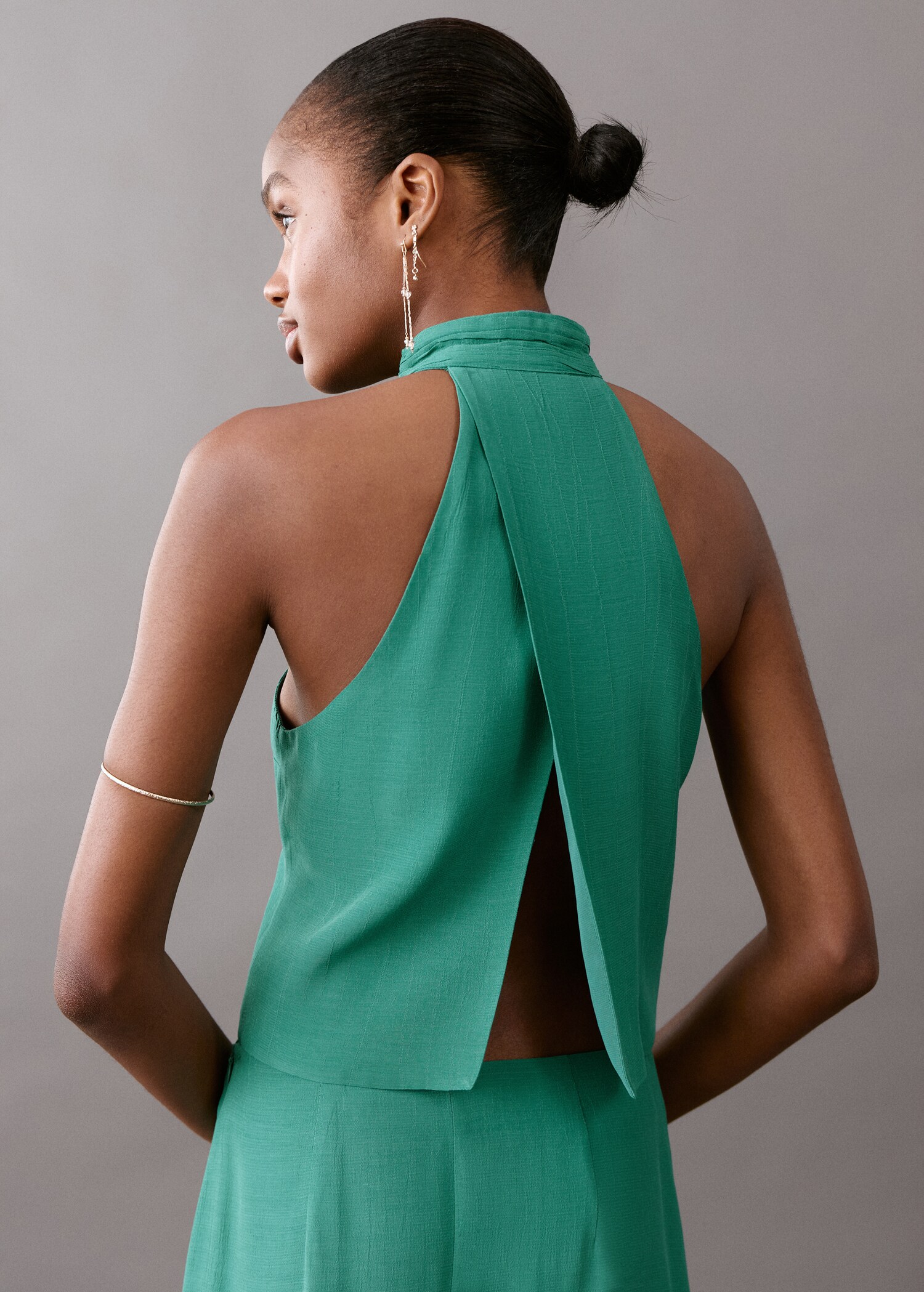Open-back halter blouse - Reverse of the article