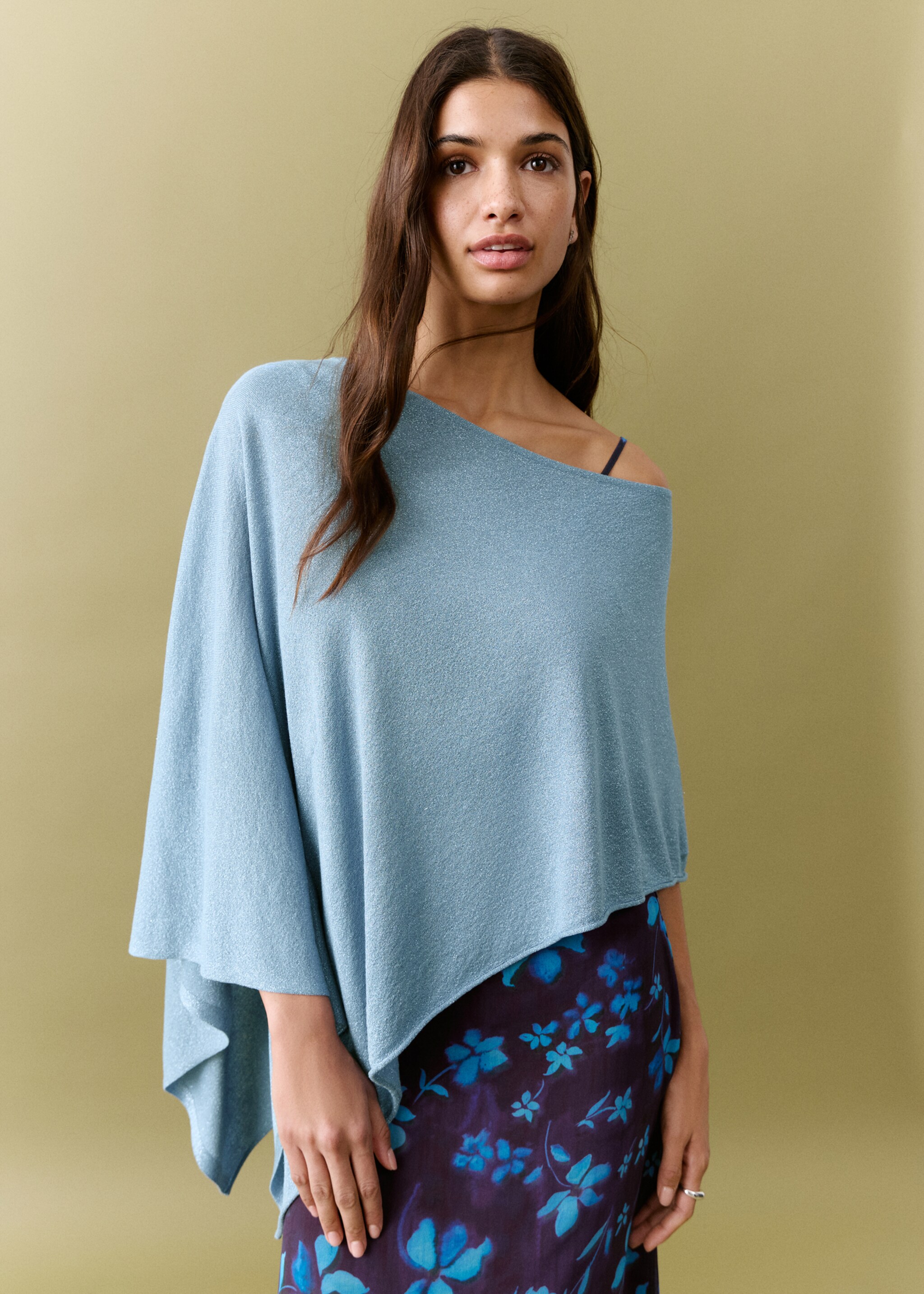 Asymmetrical knitted cape - Medium plane, Blue. Ref: 27095811-00.