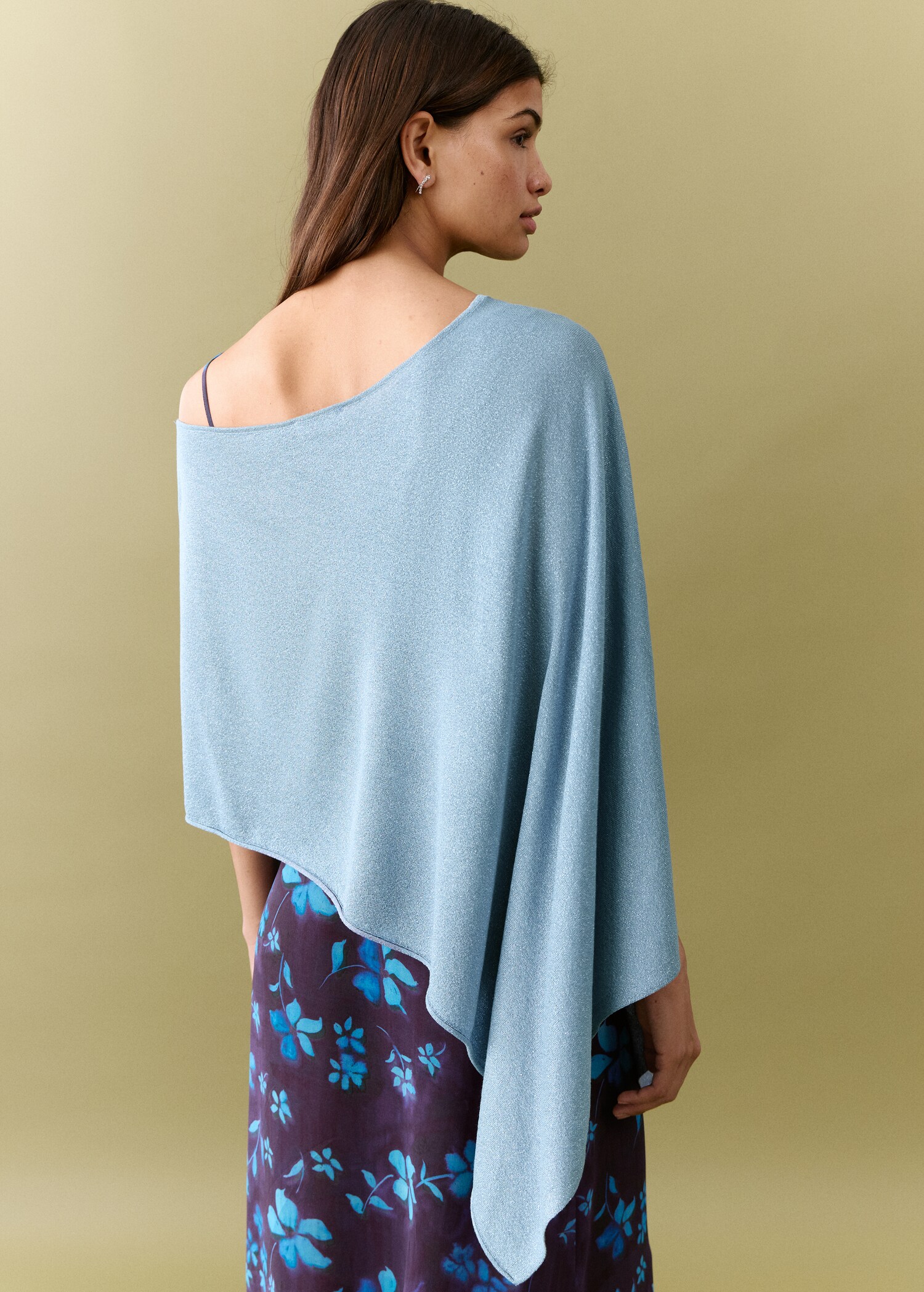 Asymmetrical knitted cape - Reverse of the article
