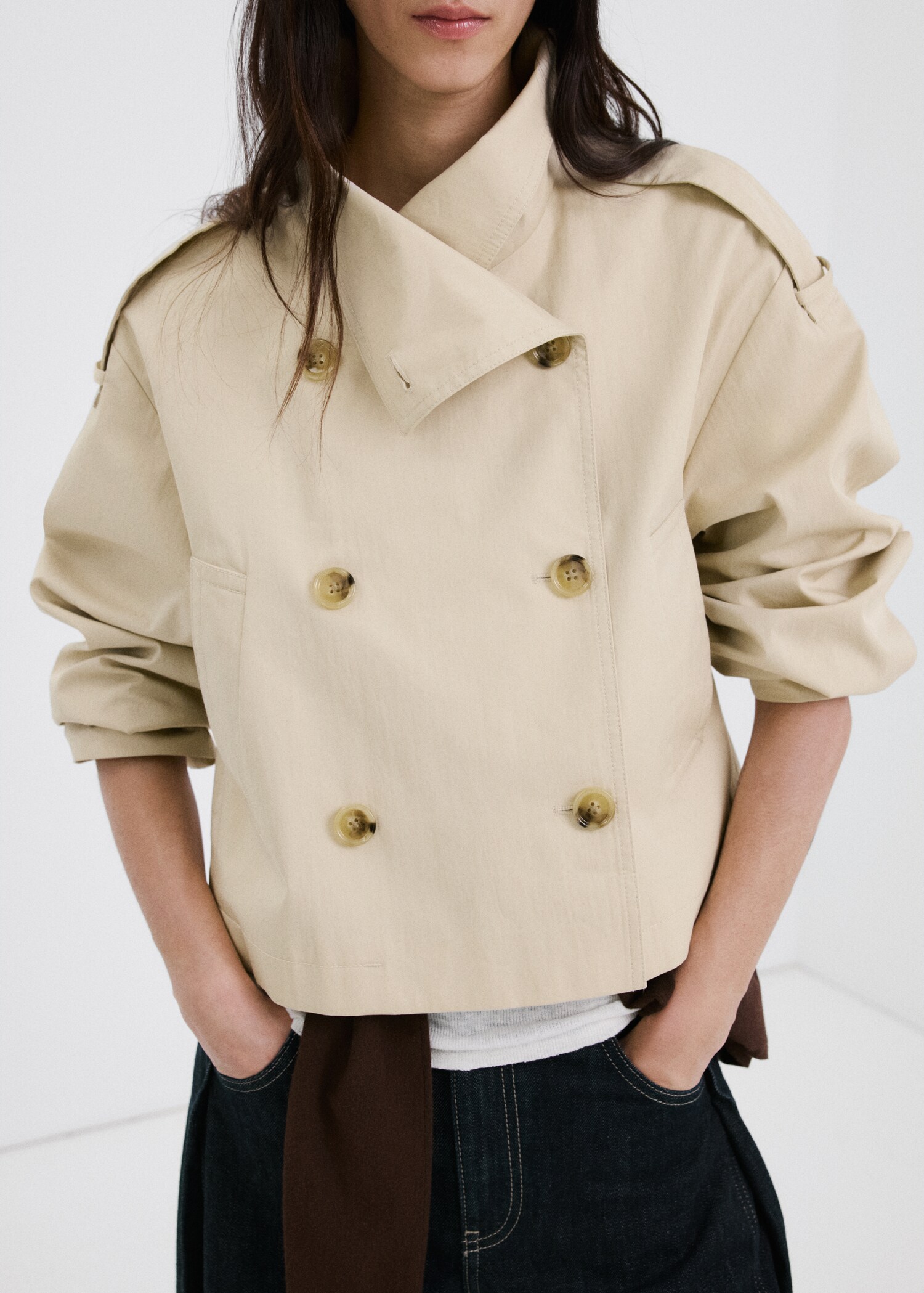 Trench crop doble botonadura - Plano medio