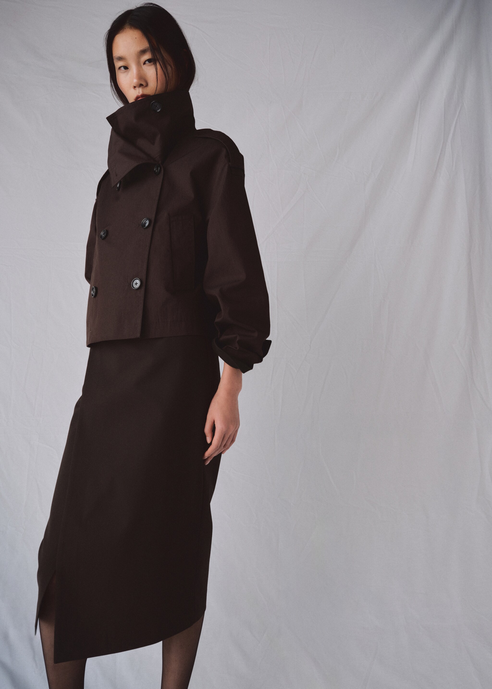 Trench crop doble botonadura - Plano medio, Chocolate. Ref: 27095814-00.