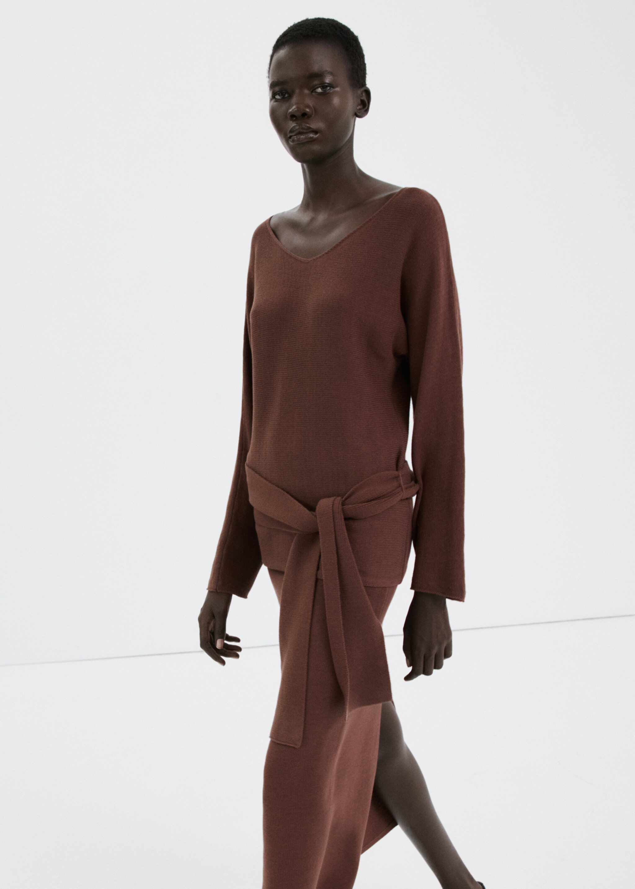 Opening pencil skirt - Details of the article 2, Chocolate. Ref: 27095818-00.