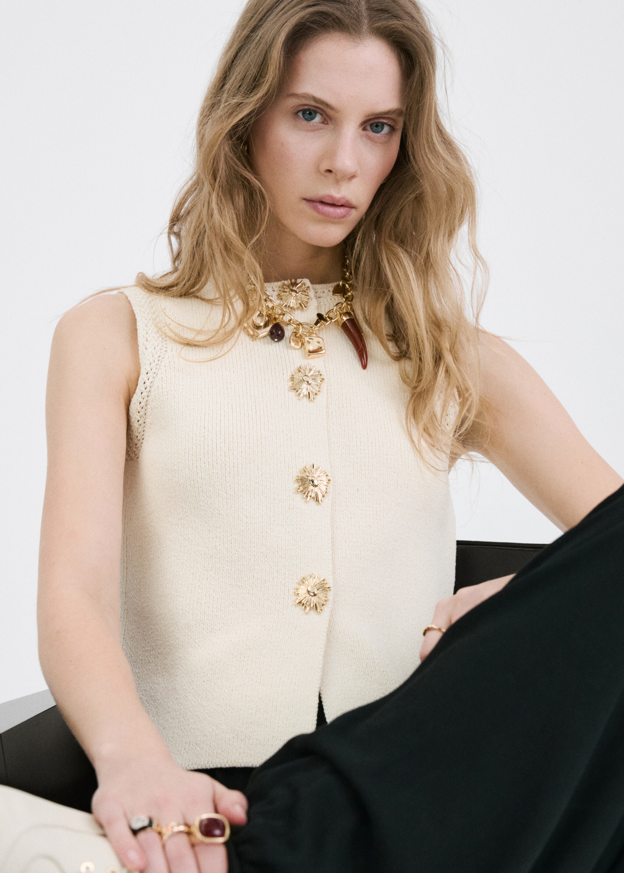 Knitted waistcoat with contrast piping - Medium plane, Ecru. Ref: 27095819-00.