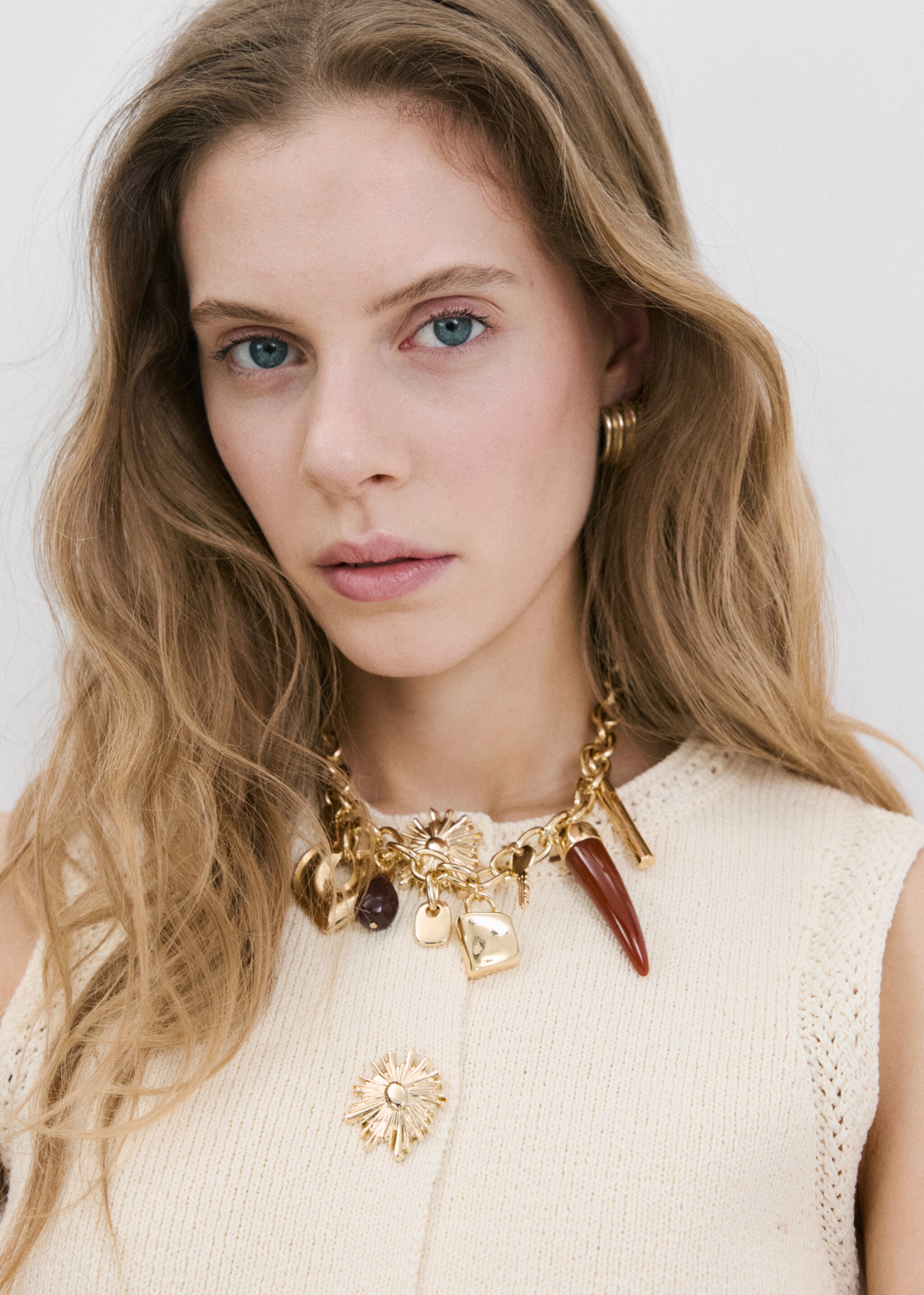 Knitted waistcoat with contrast piping - Details of the article 1, Ecru. Ref: 27095819-00.