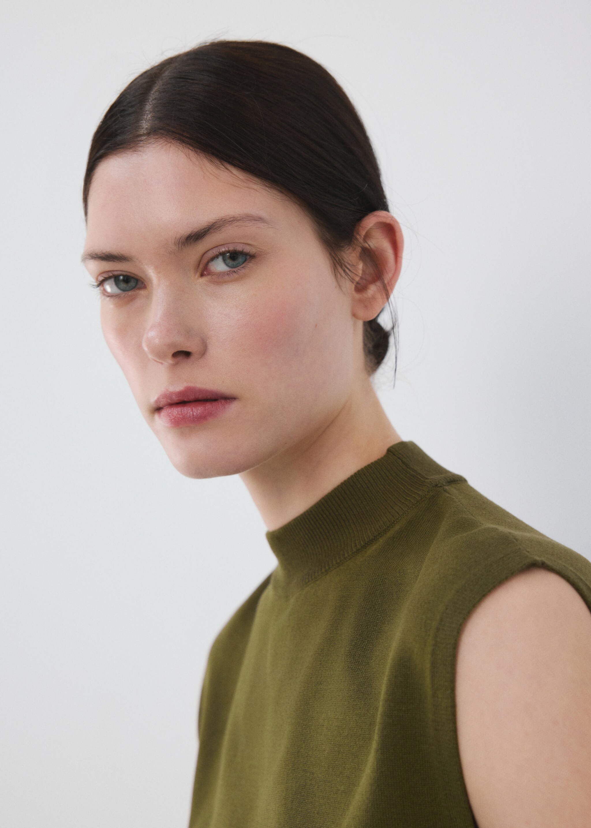 Belted knitted waistcoat - Details of the article 1, Khaki. Ref: 27095820-00.