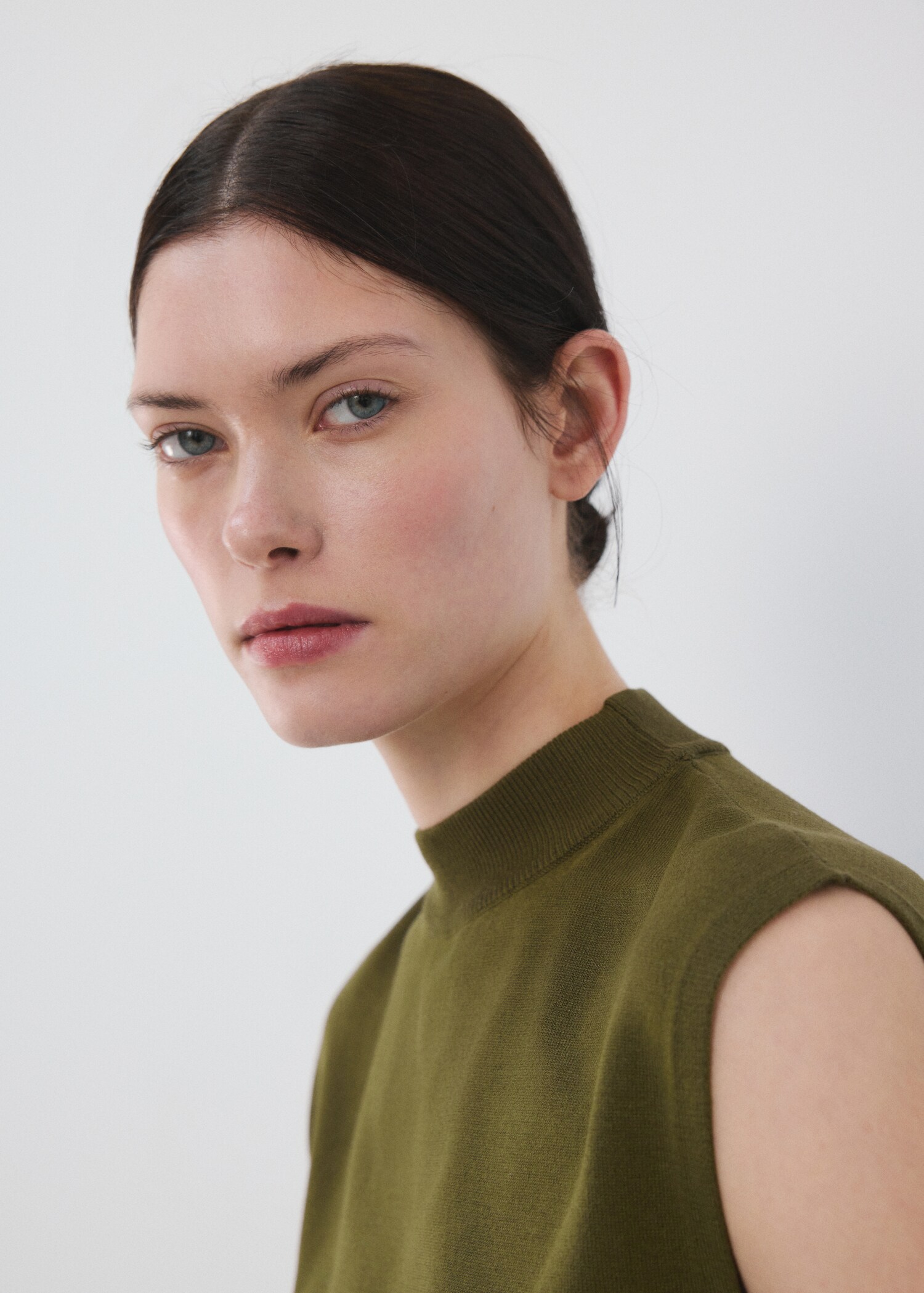 Belted knitted waistcoat - Details of the article 1