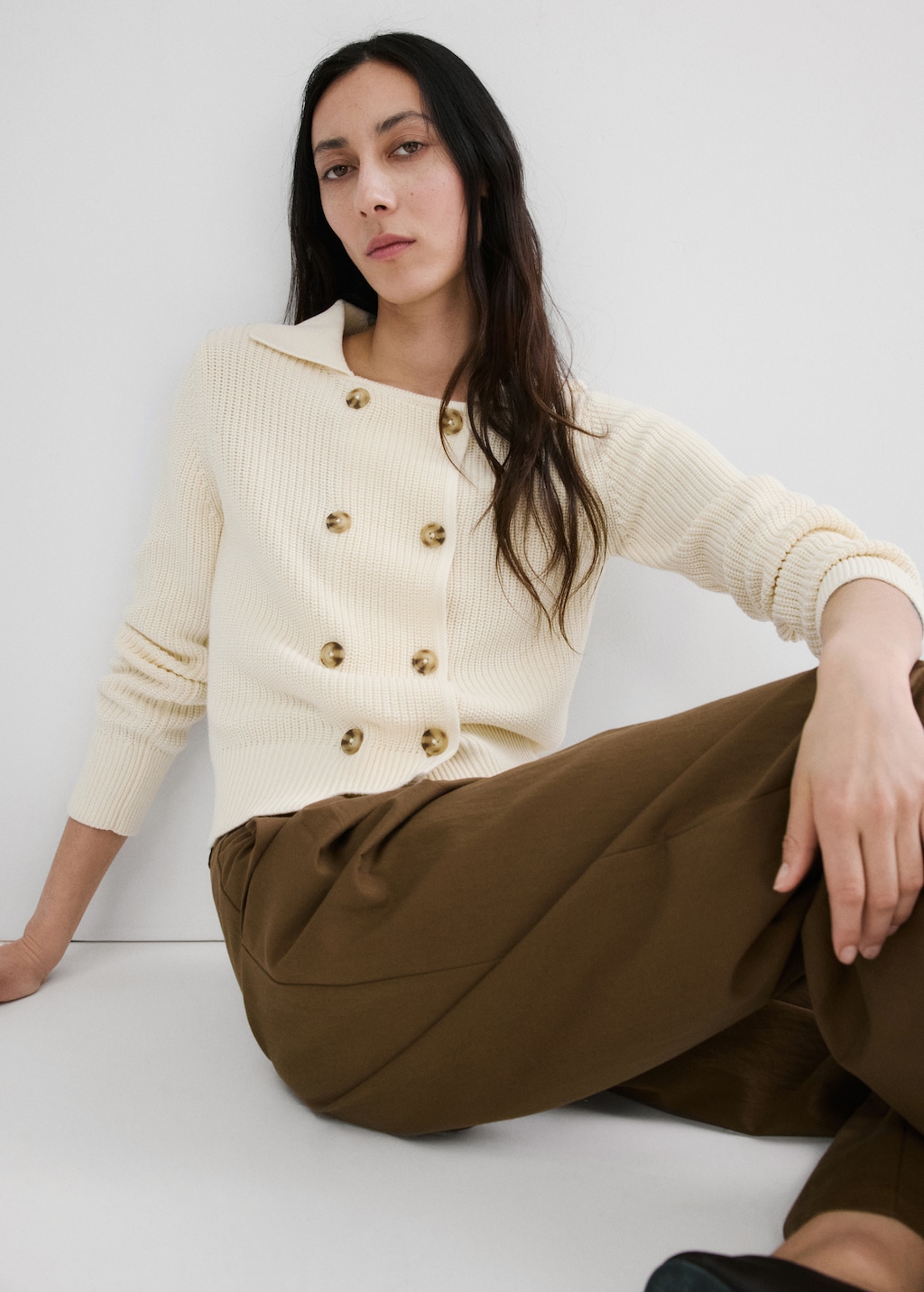 Knitted buttoned jacket
