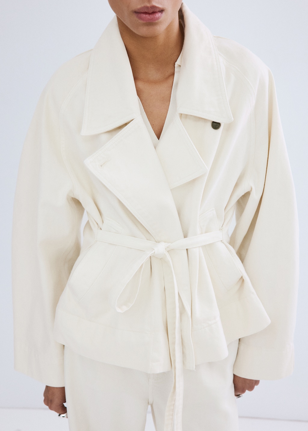 Cotton trench with maxi lapels and belt - image 4
