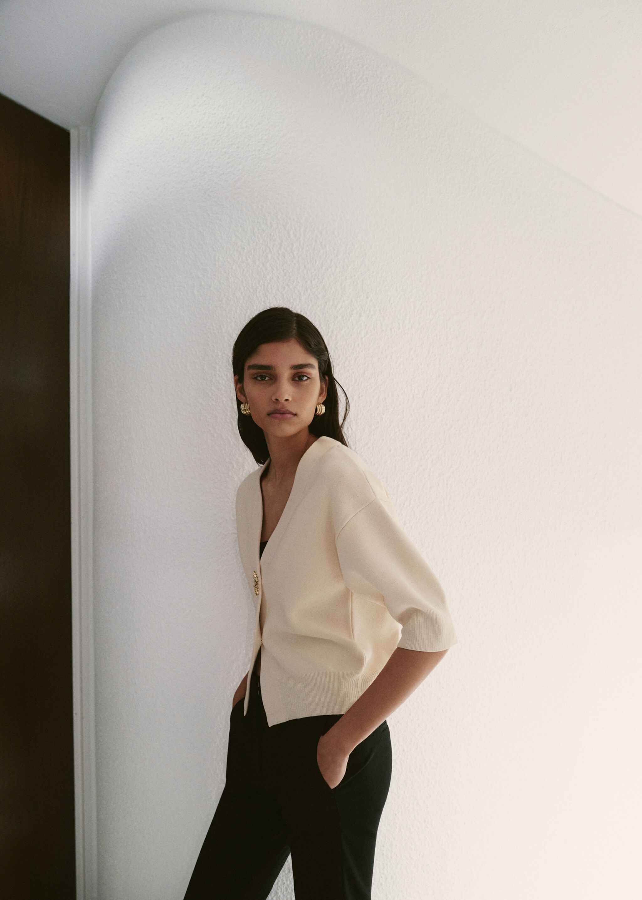 Knitted cardigan with jewel button - Medium plane, Ecru. Ref: 27095839-00.