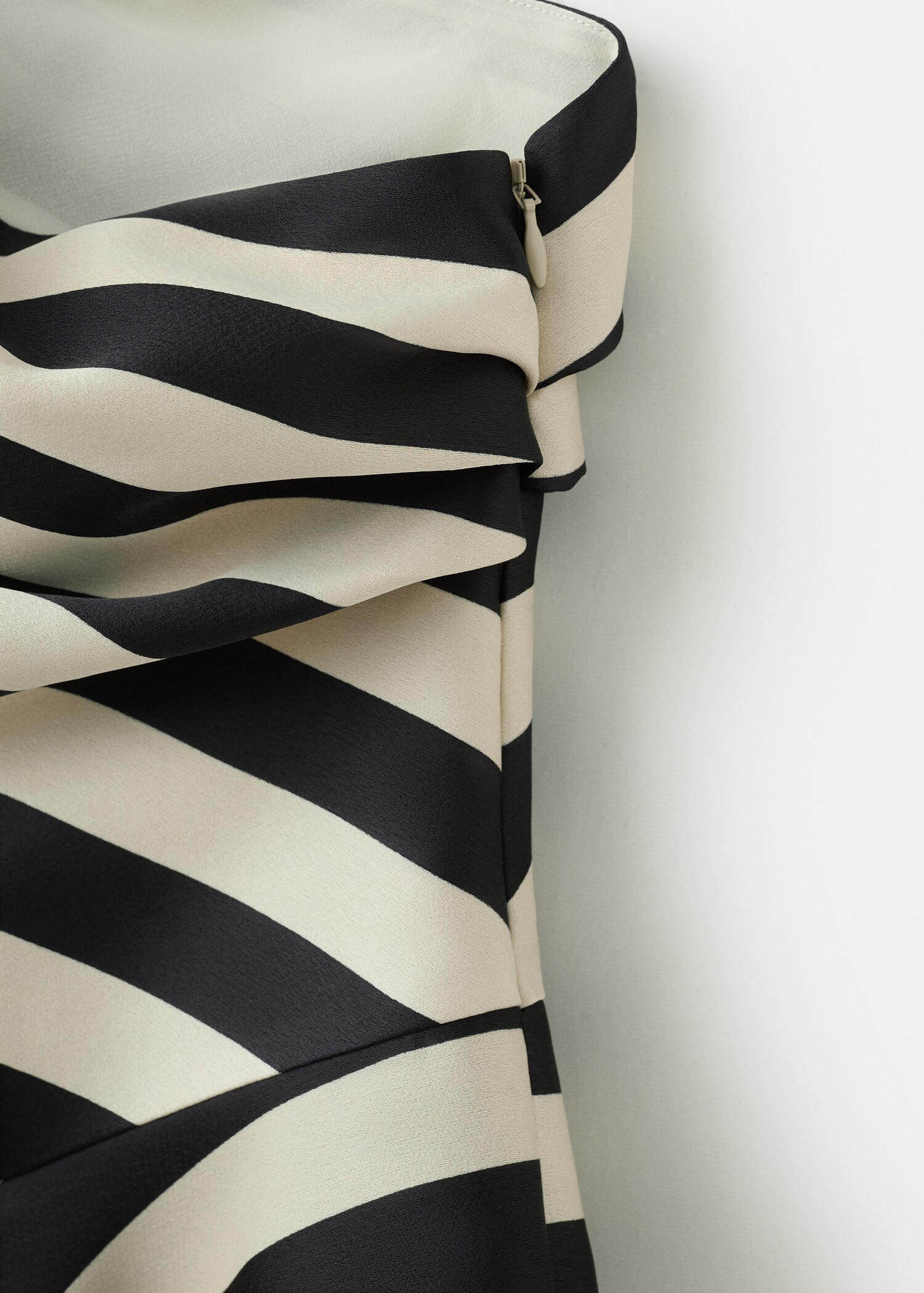Asymmetric zebra top - Details of the article 0