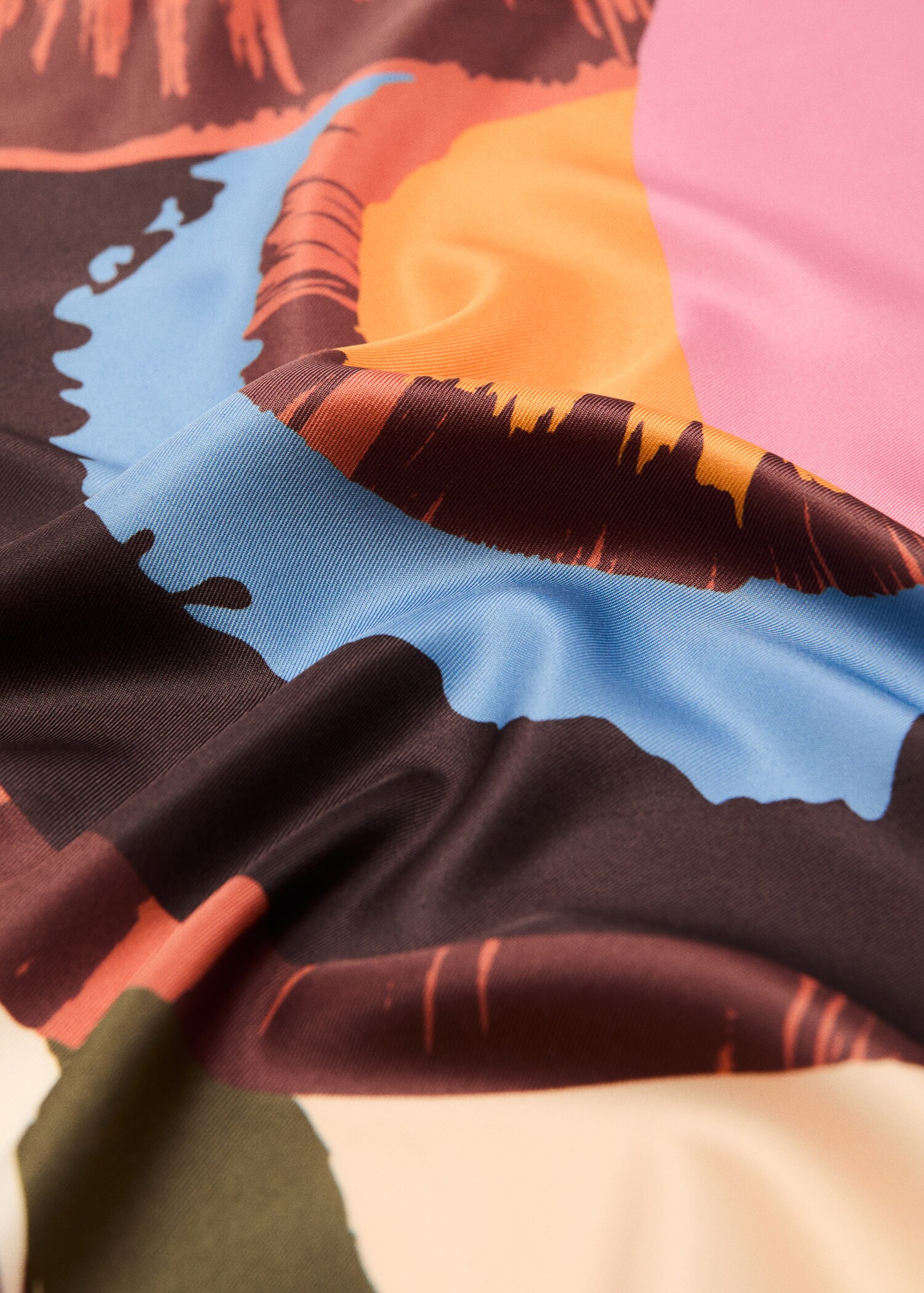 Foulard en satin à imprimé abstrait - Plan moyen