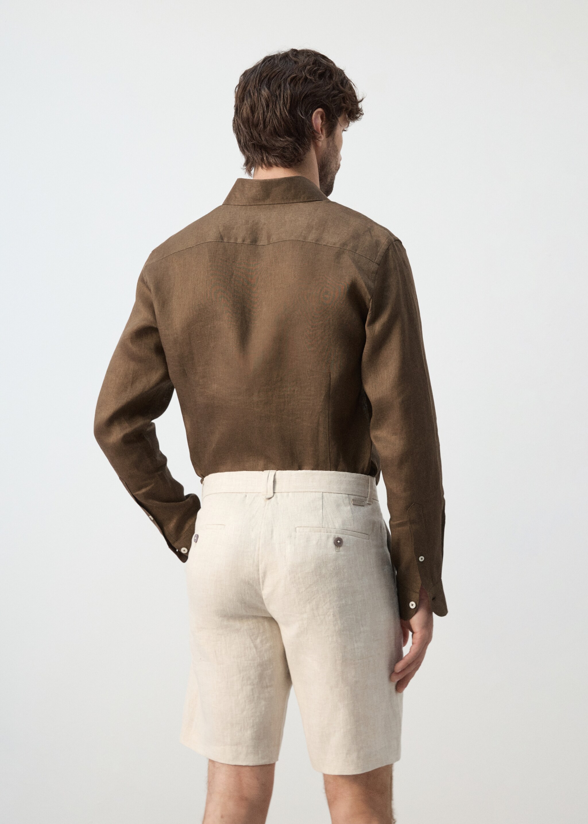 قميص 100% من الكتان سليم فيت - الجهة الخلفية للمنتج, التبغ البني. Ref: 27095947-00.