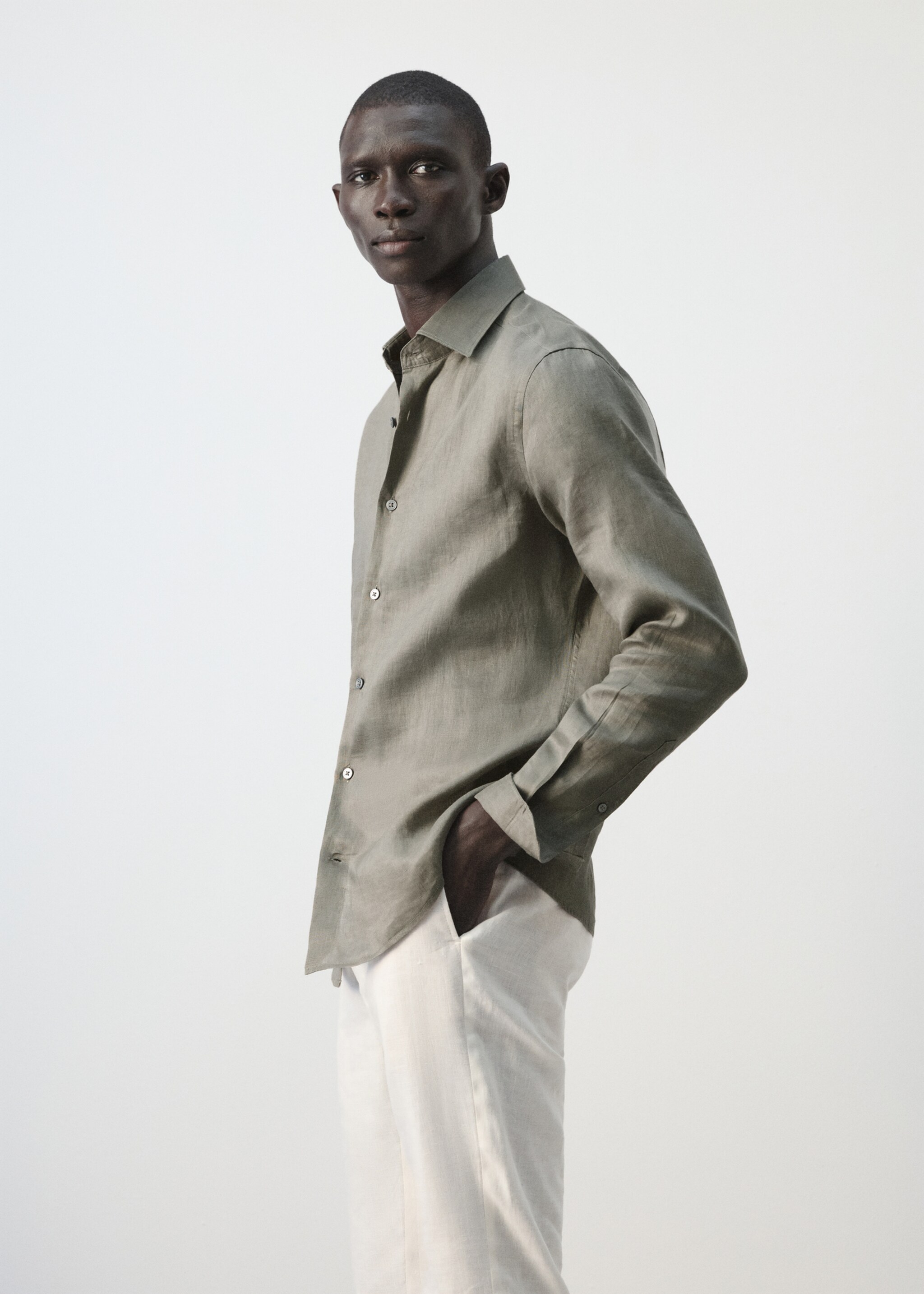 Chemise slim-fit 100 % lin - Détail de l'article 2, Marron moyen. Ref: 27095947-00.