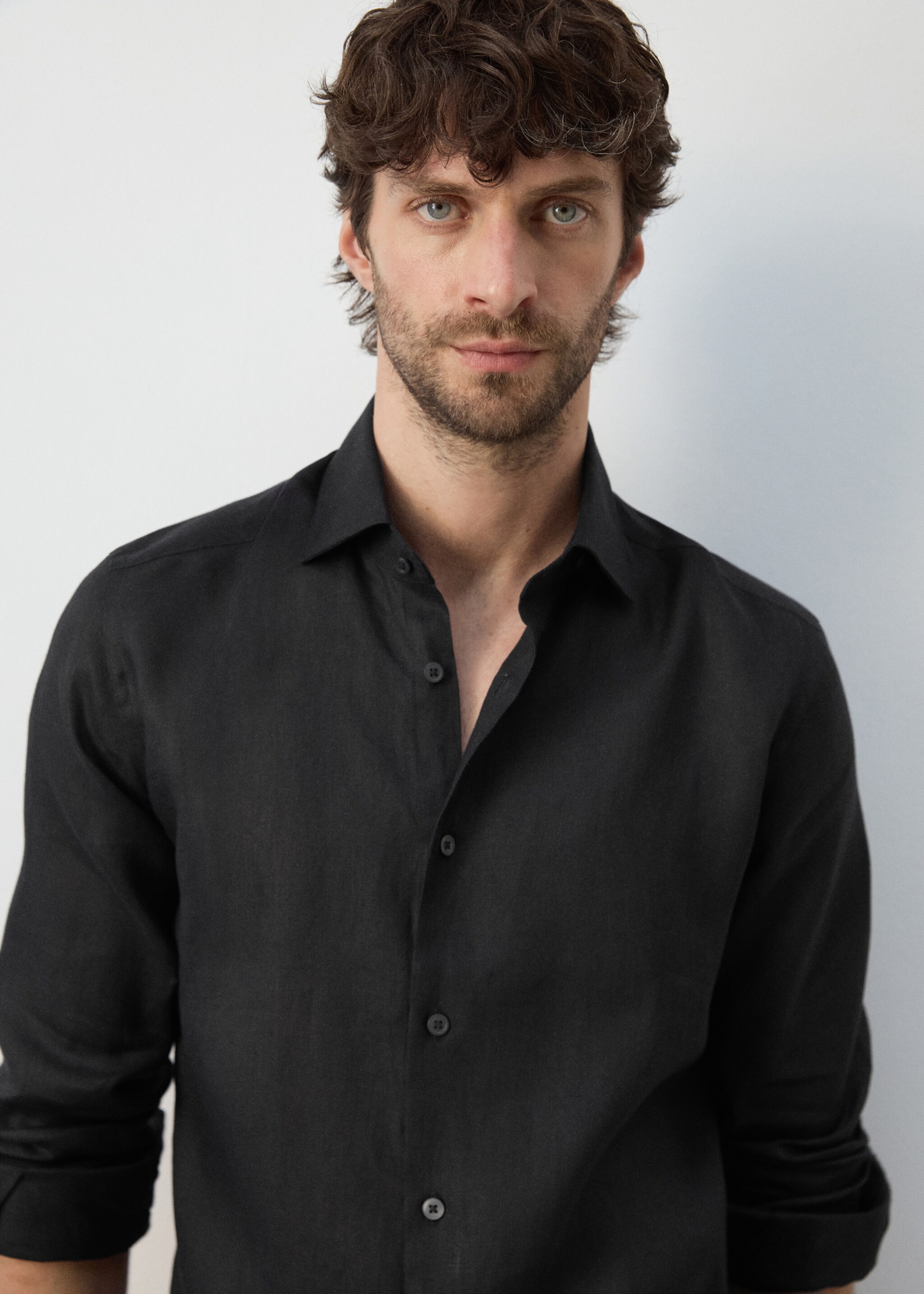 100% linen slim-fit shirt - Details of the article 1, Black. Ref: 27095947-00.