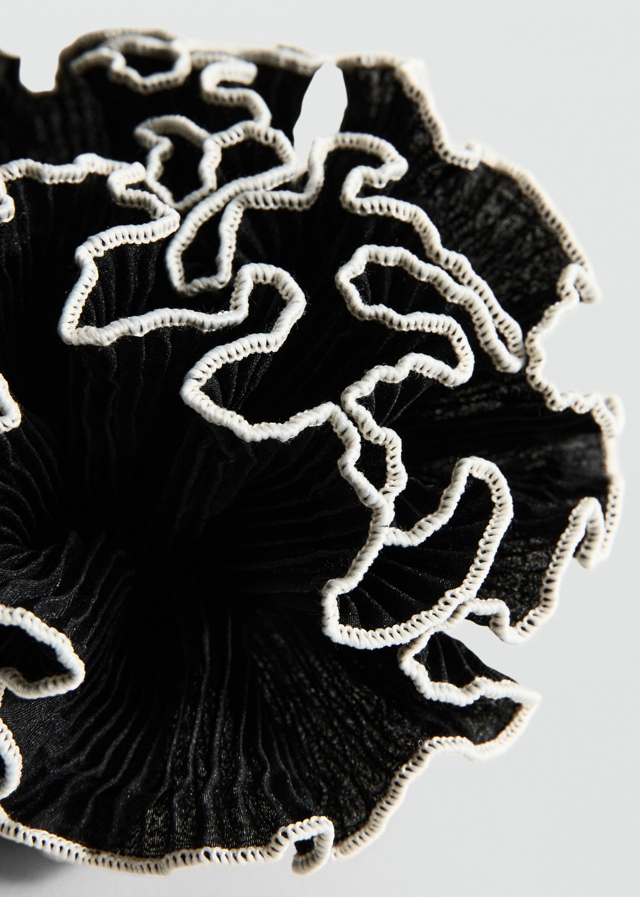 Chouchou fleuri avec liseré contrasté - Plan moyen, Noir. Ref: 27095952-00.