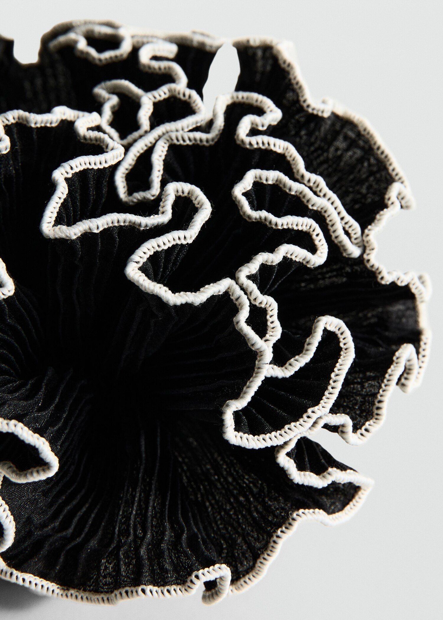 Chouchou fleuri avec liseré contrasté - Plan moyen