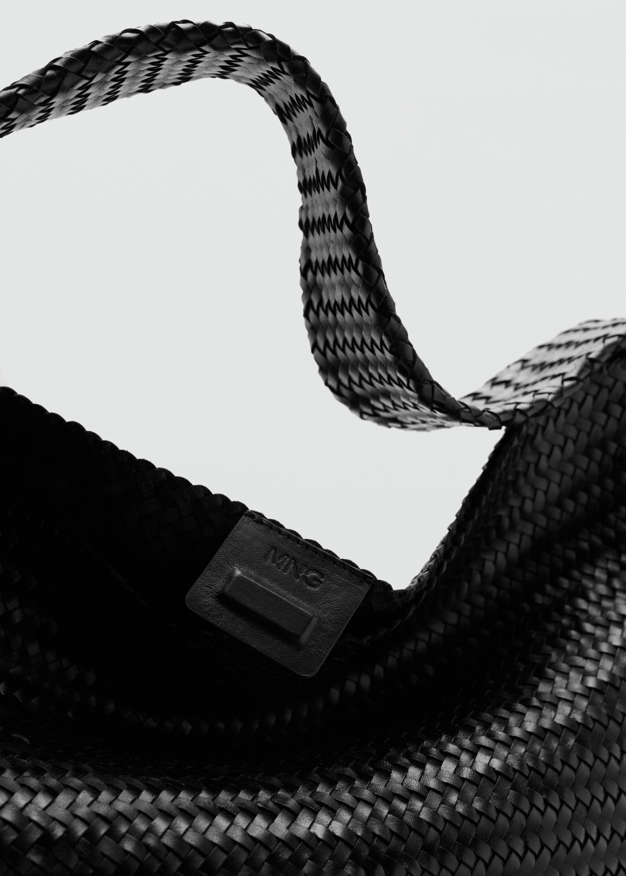 Bolso saco trenzado tamaño medio - Detalle del artículo 1, Negro. Ref: 27095974-00.