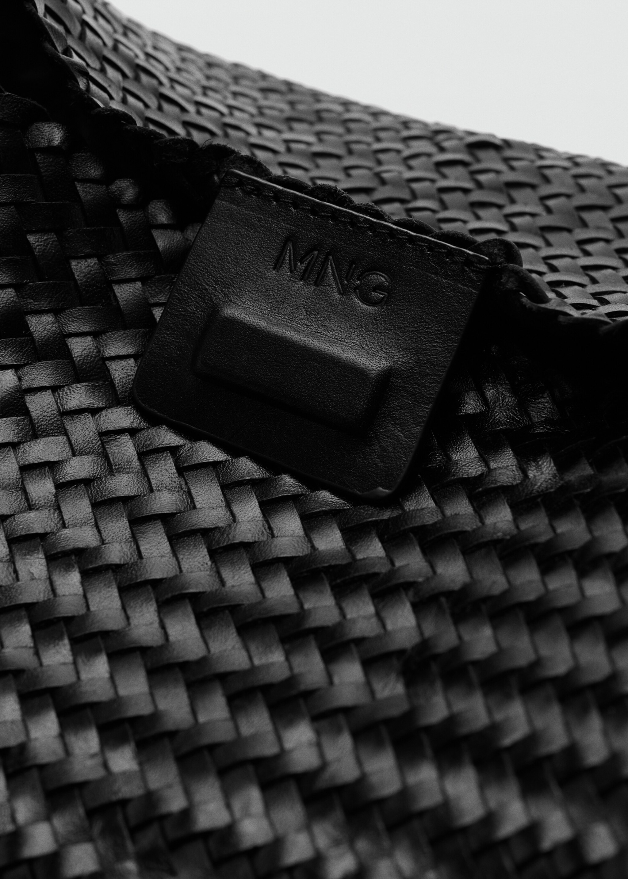 Bolso saco trenzado tamaño medio - Detalle del artículo 3, Negro. Ref: 27095974-00.