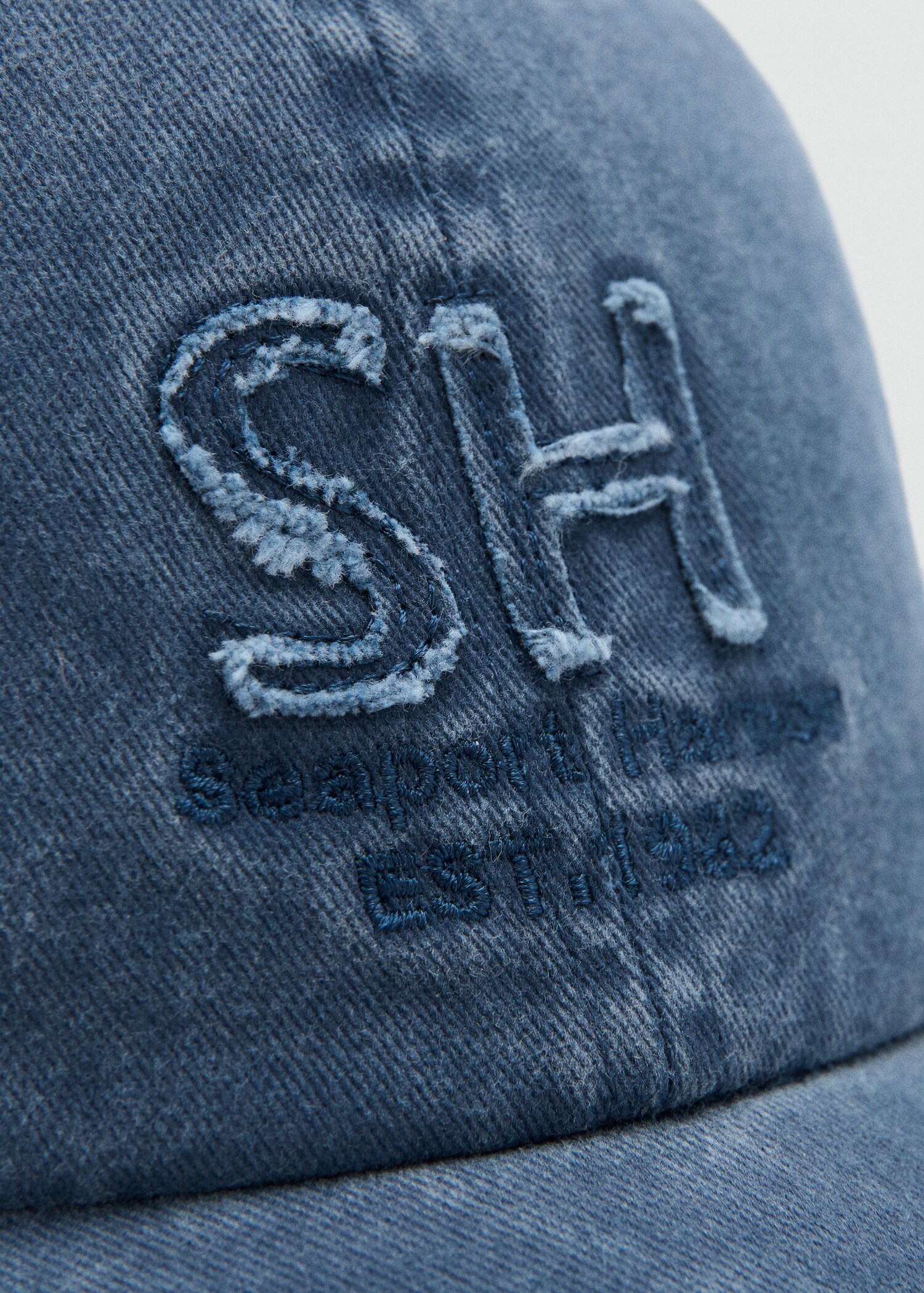 Cap with embroidered text - Details of the article 1