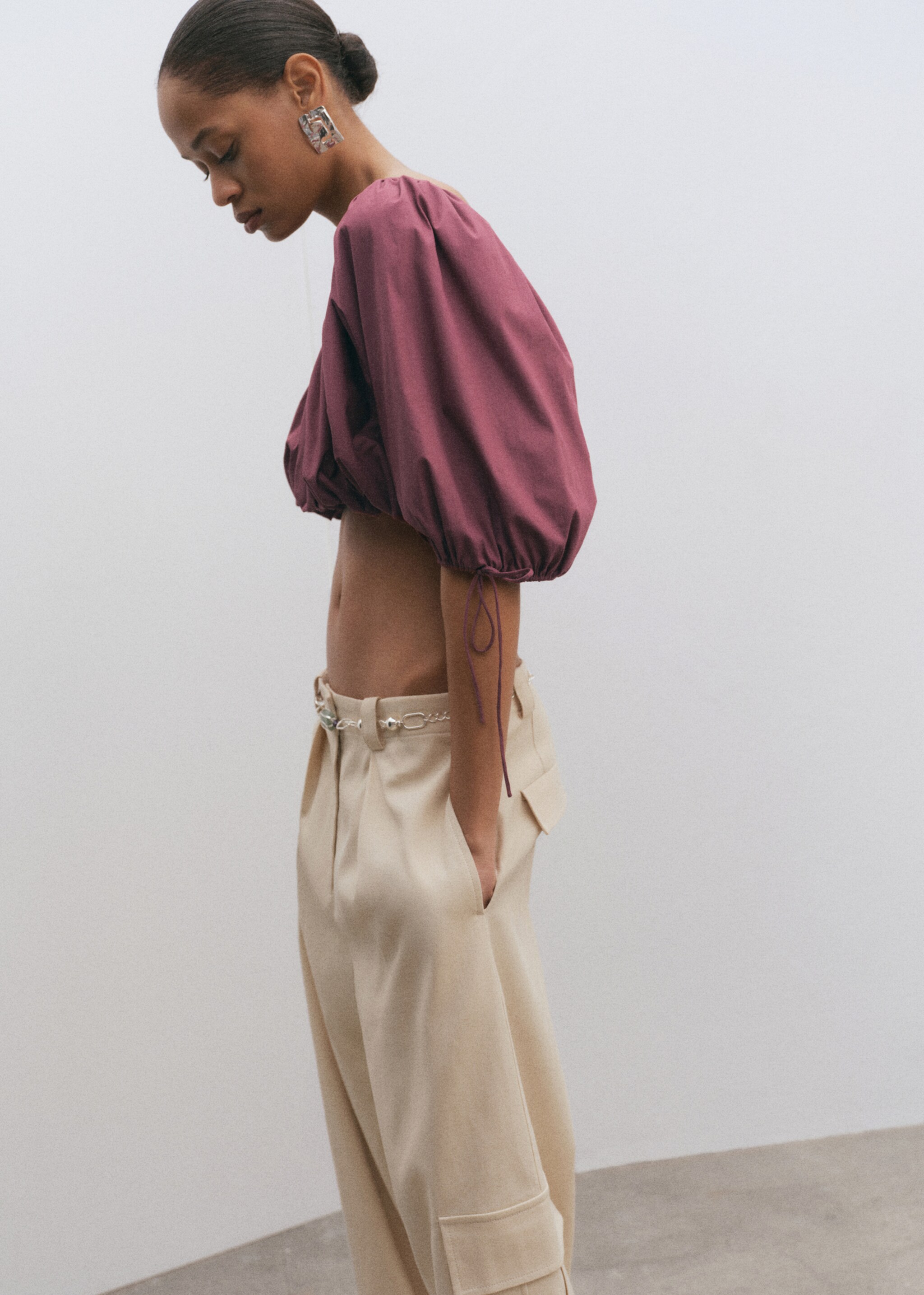 Puff-sleeved cropped blouse - Details of the article 1, Cherry. Ref: 27095999-00.