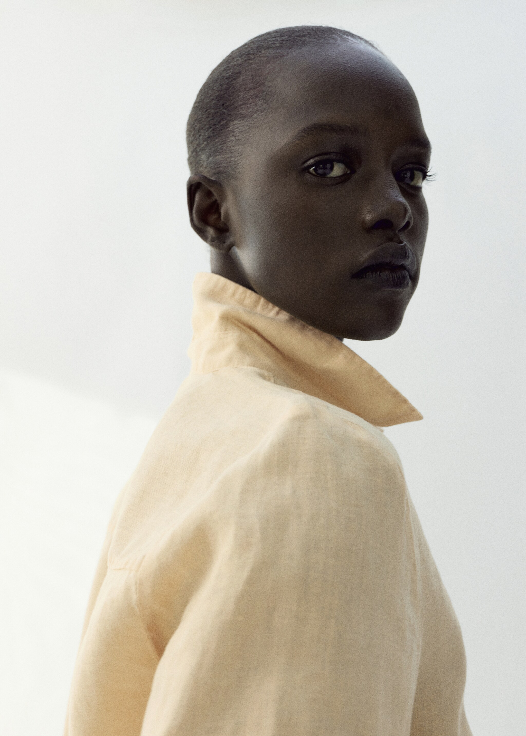 Pocket linen shirt - Details of the article 1, Pastel Yellow. Ref: 27096345-00.