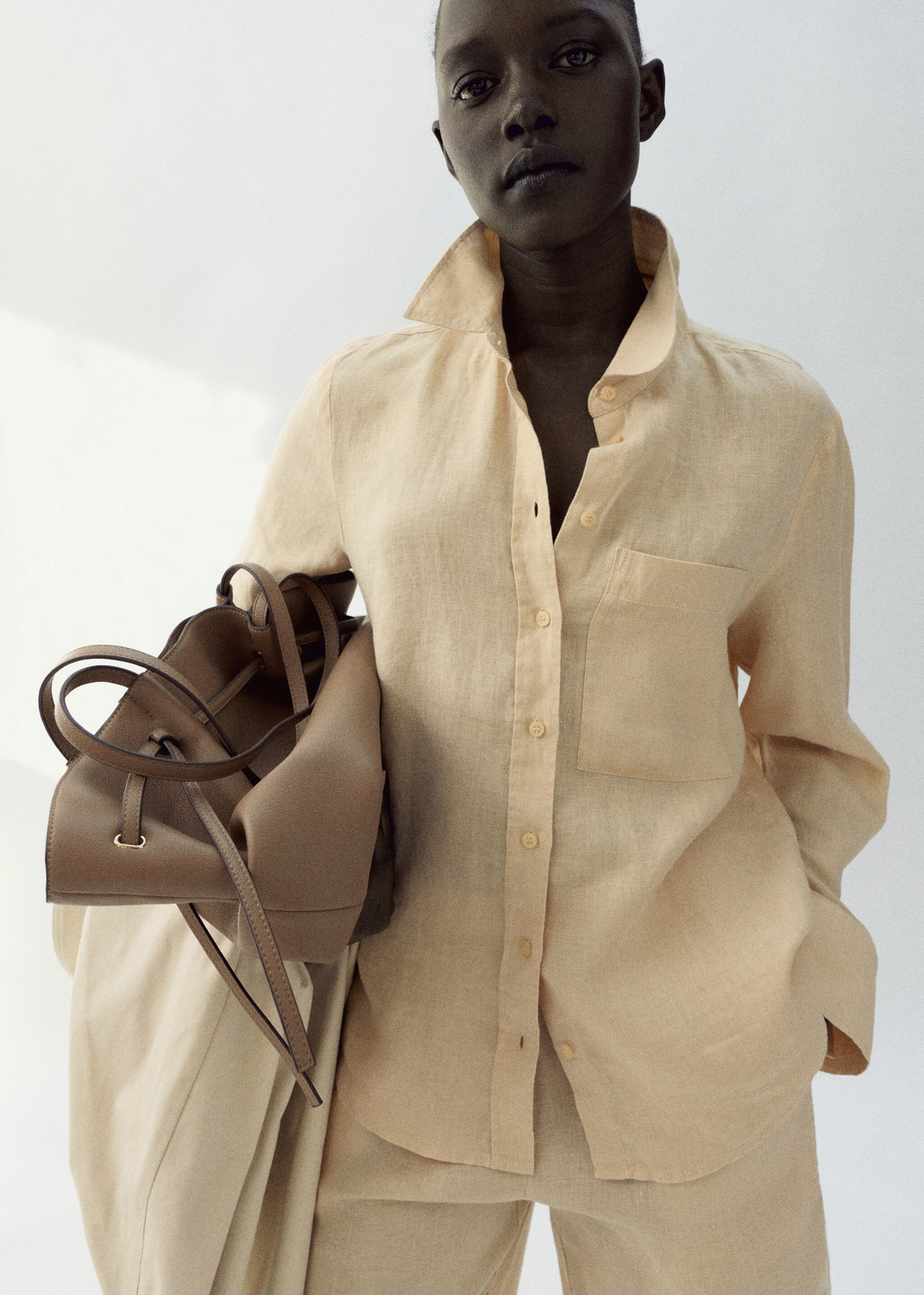 Pocket linen shirt - Details of the article 2, Pastel Yellow. Ref: 27096345-00.