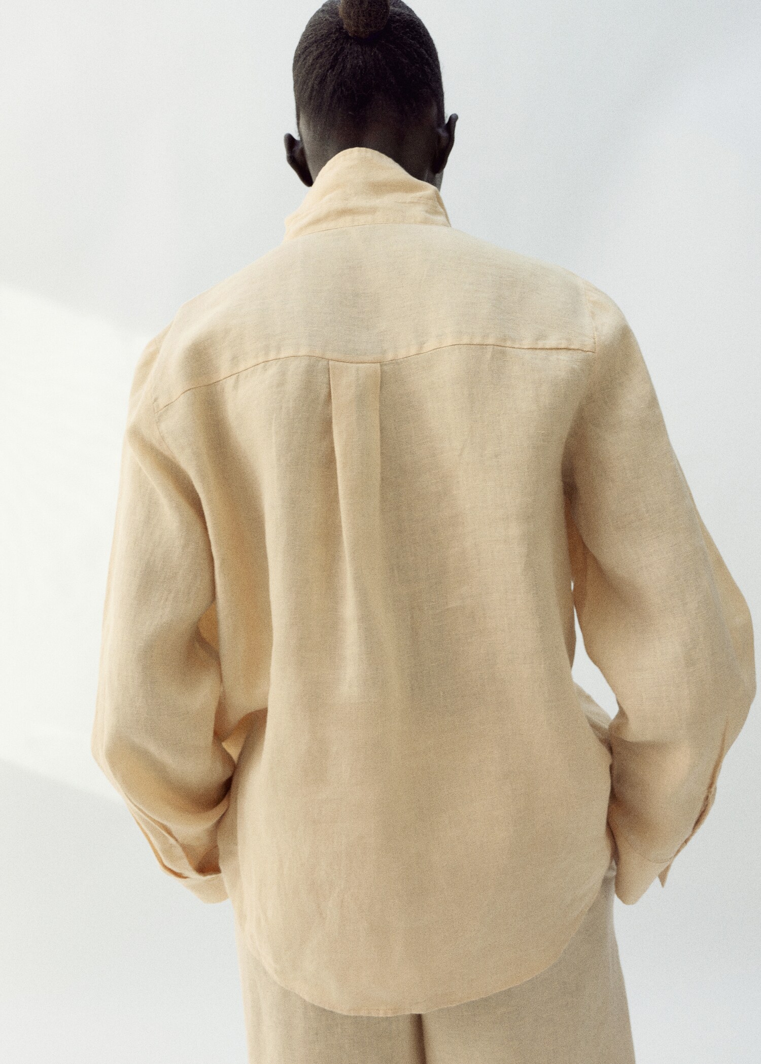 Pocket linen shirt - Reverse of the article