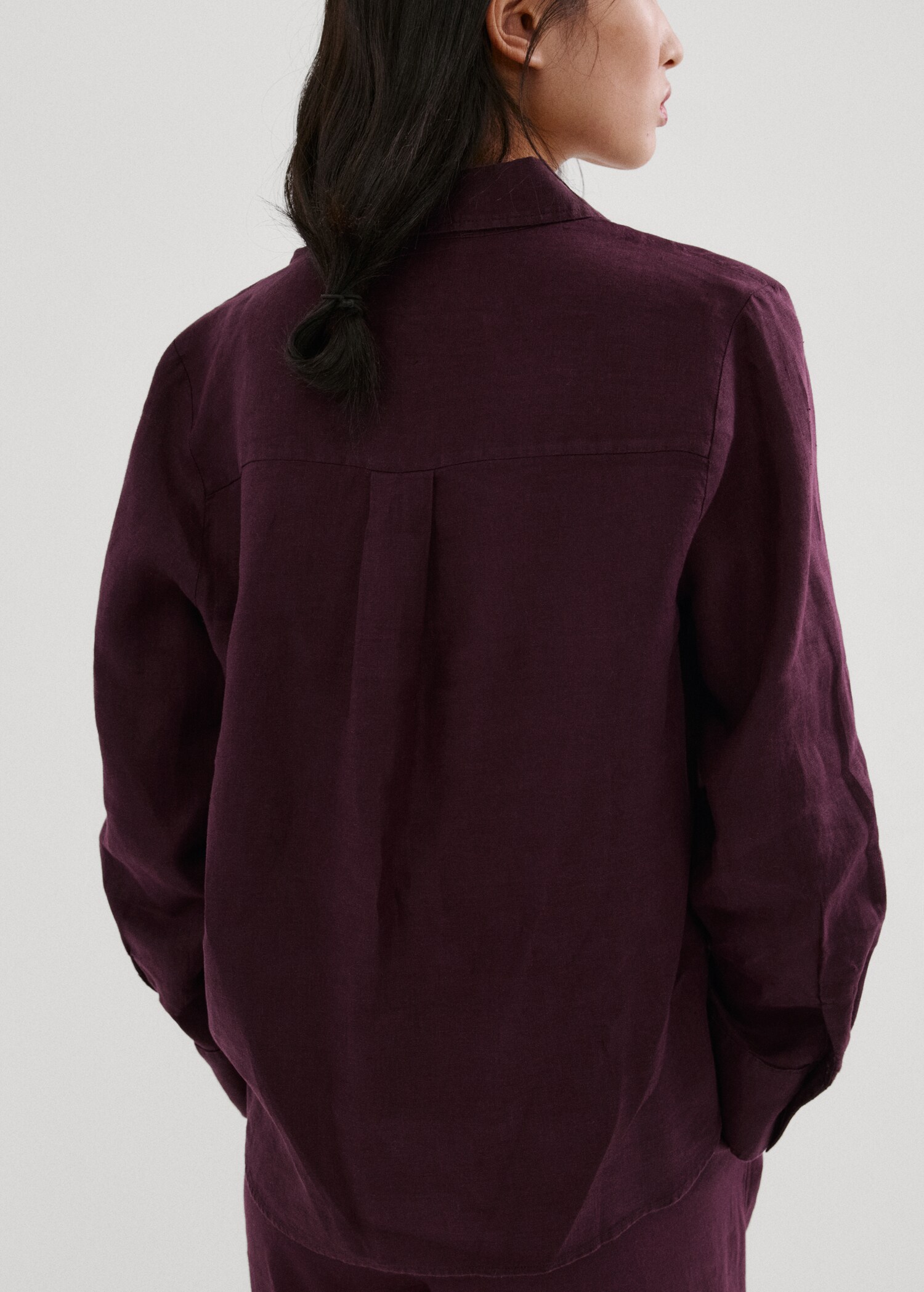 Pocket linen shirt - Reverse of the article