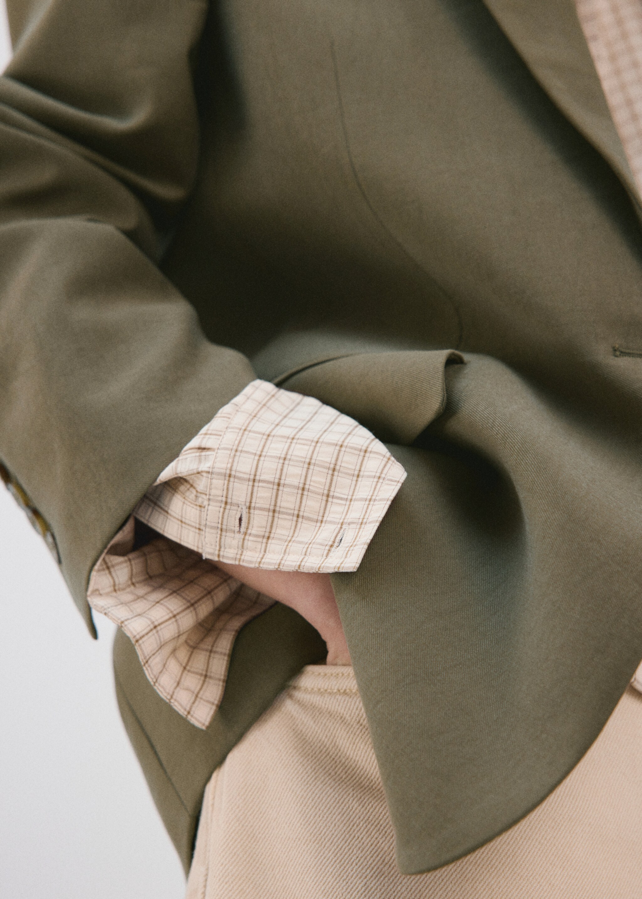 Straight suit jacket with lapel pockets - Details of the article 6, Green. Ref: 27096358-00.