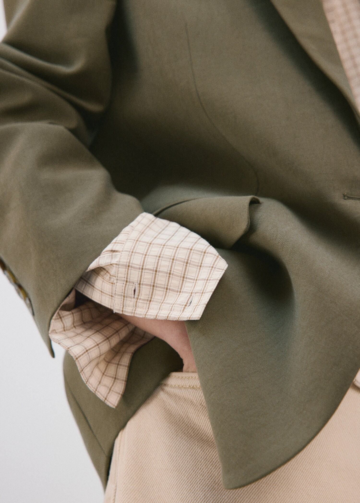 Straight suit jacket with lapel pockets - Details of the article 6