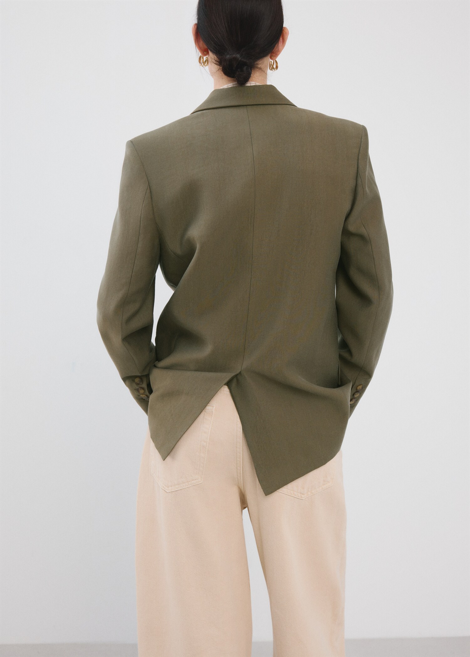 Straight suit jacket with lapel pockets - Reverse of the article