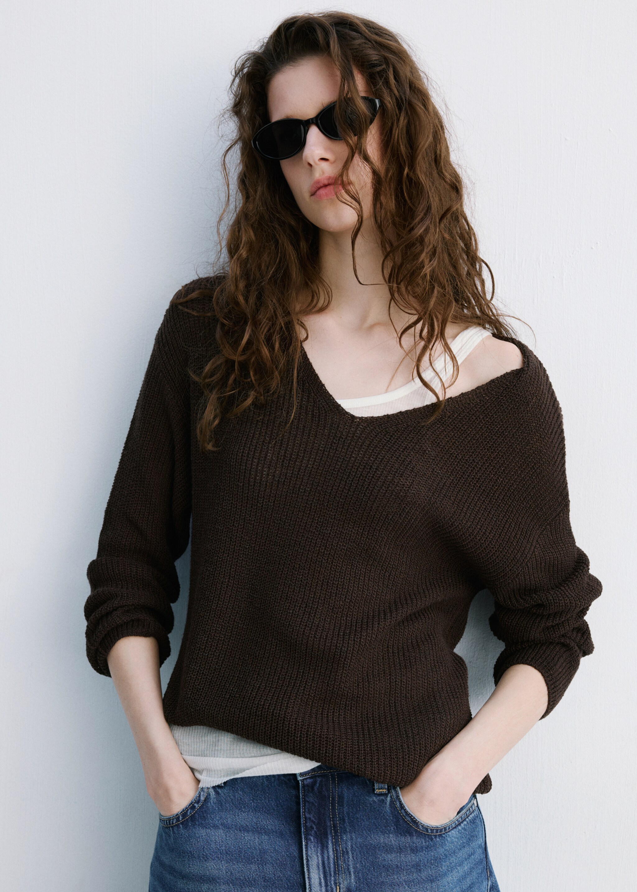 V-neck openwork knitted sweater - Medium plane, Chocolate. Ref: 27097136-00.