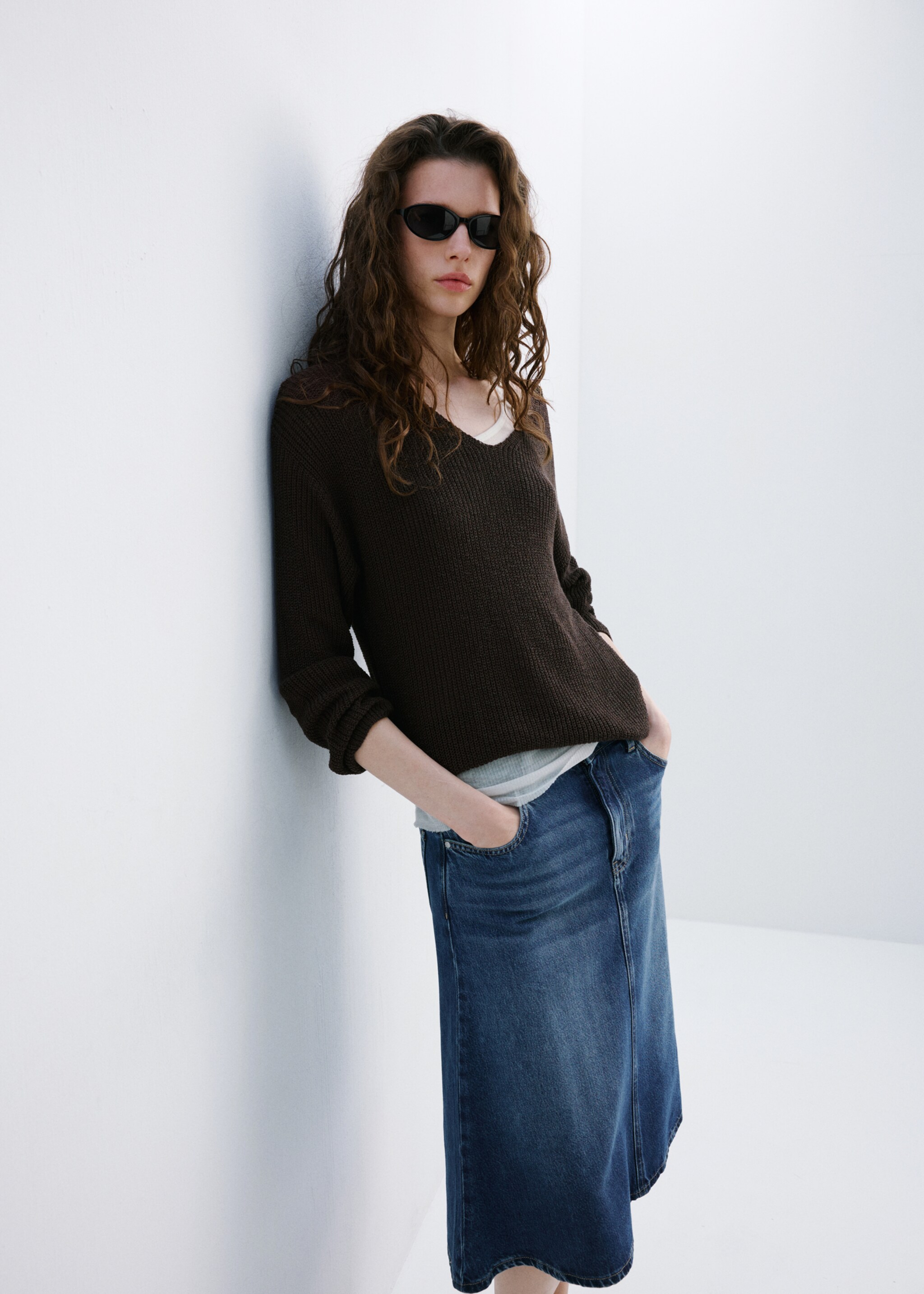 V-neck openwork knitted sweater - Details of the article 2, Chocolate. Ref: 27097136-00.