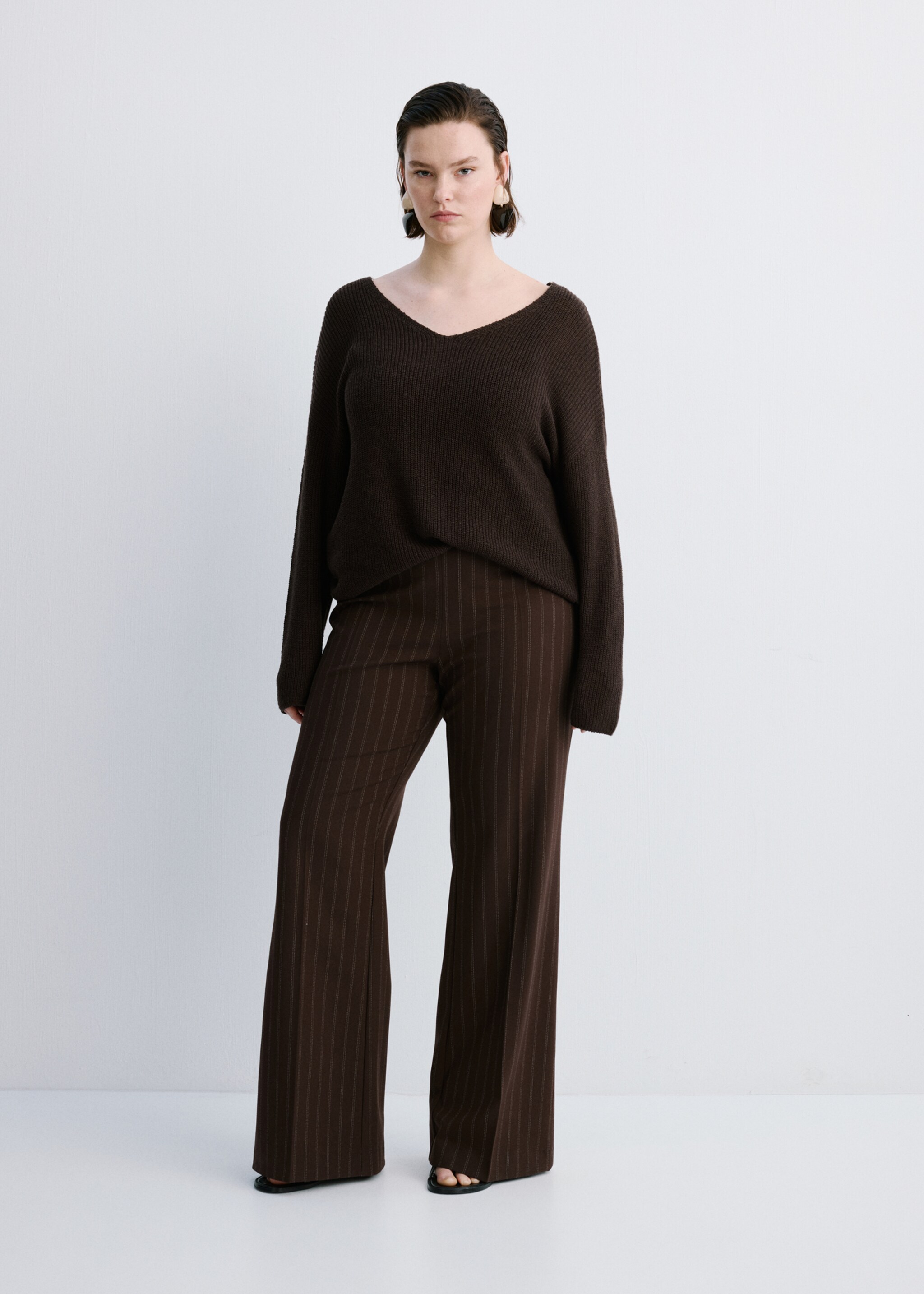 V-neck openwork knitted sweater - Details of the article 3, Chocolate. Ref: 27097136-00.