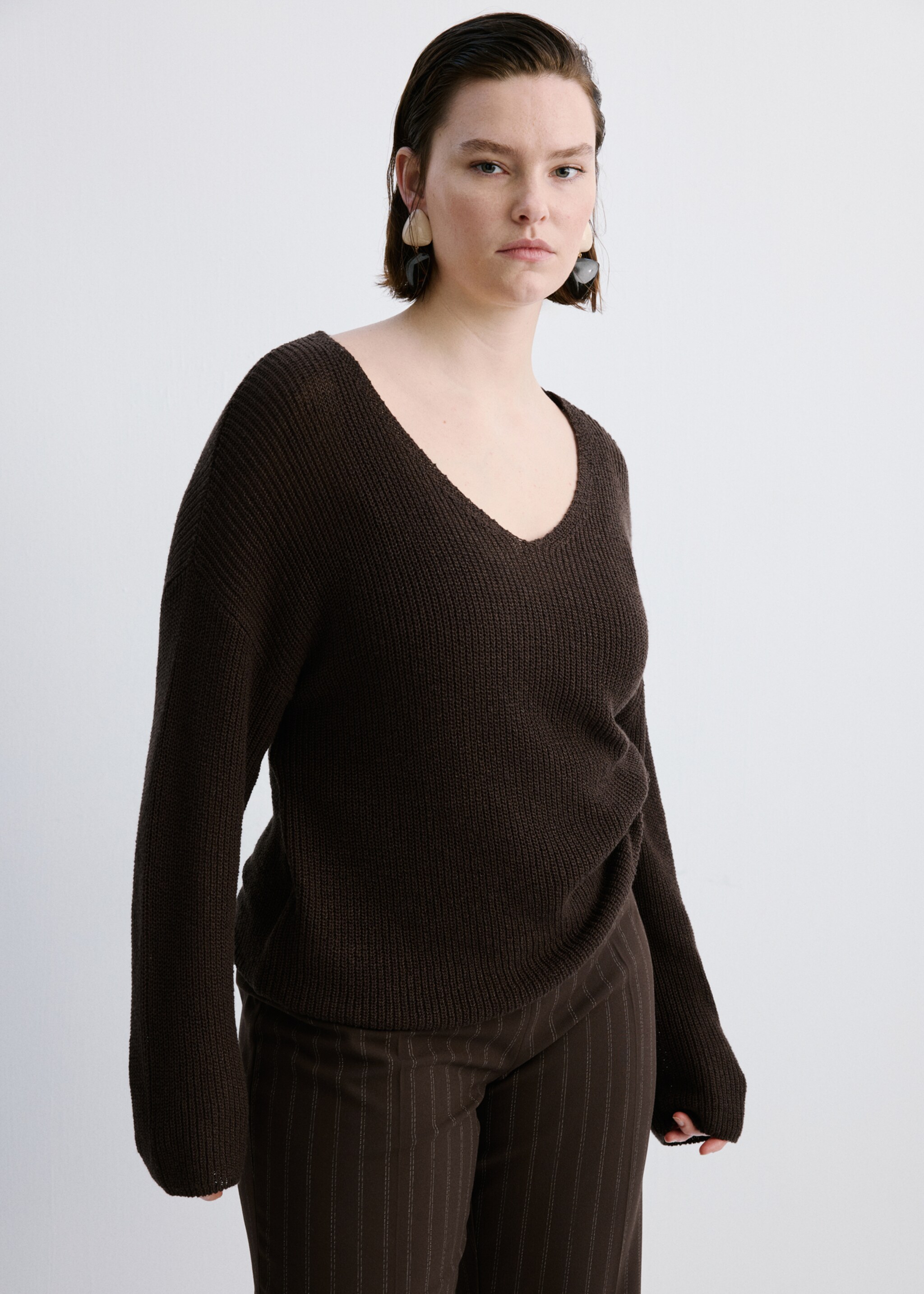 V-neck openwork knitted sweater - Details of the article 5, Chocolate. Ref: 27097136-00.
