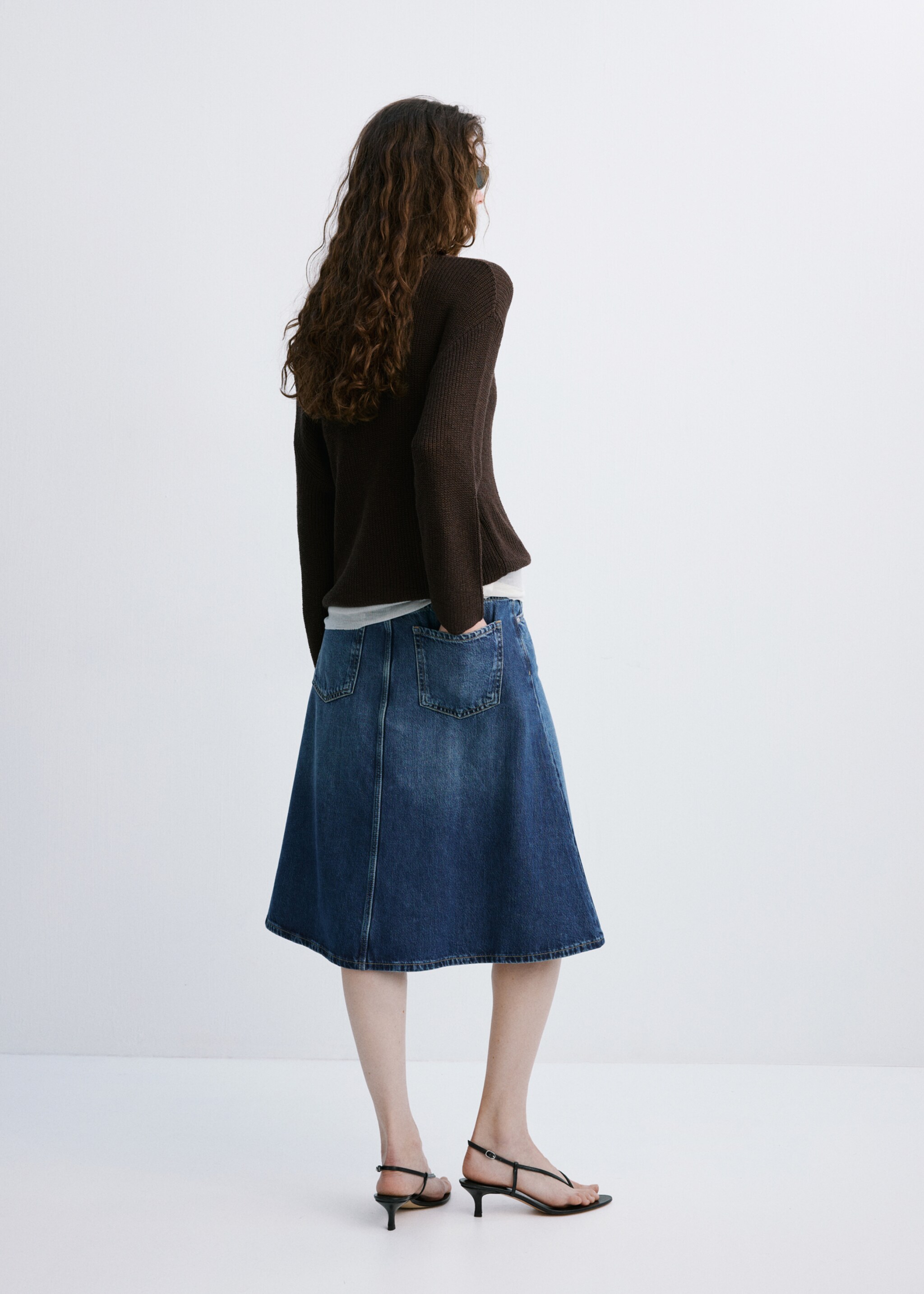 V-neck openwork knitted sweater - Reverse of the article, Chocolate. Ref: 27097136-00.