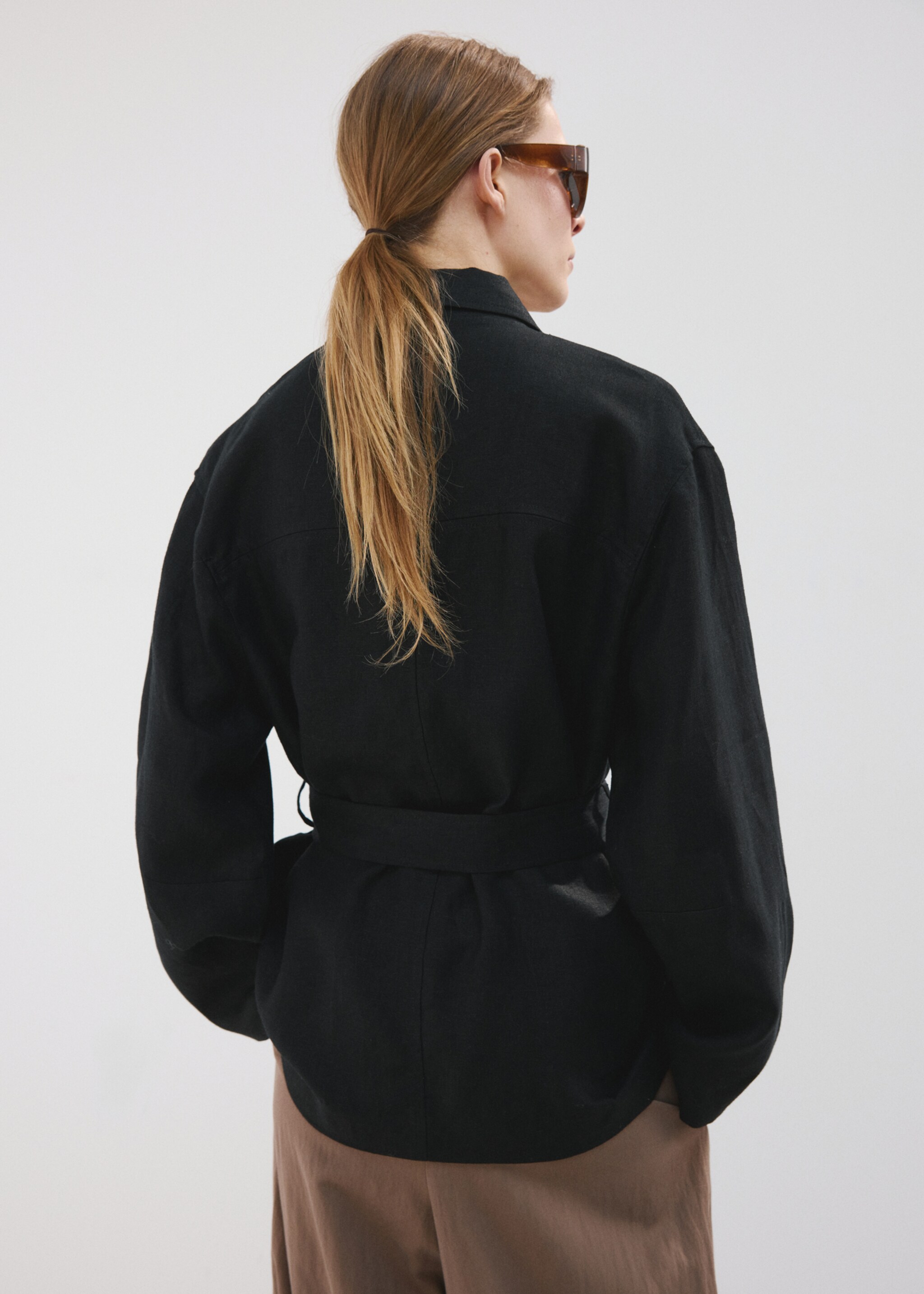 Linen jacket with belt - Reverse of the article, Black. Ref: 27097138-00.