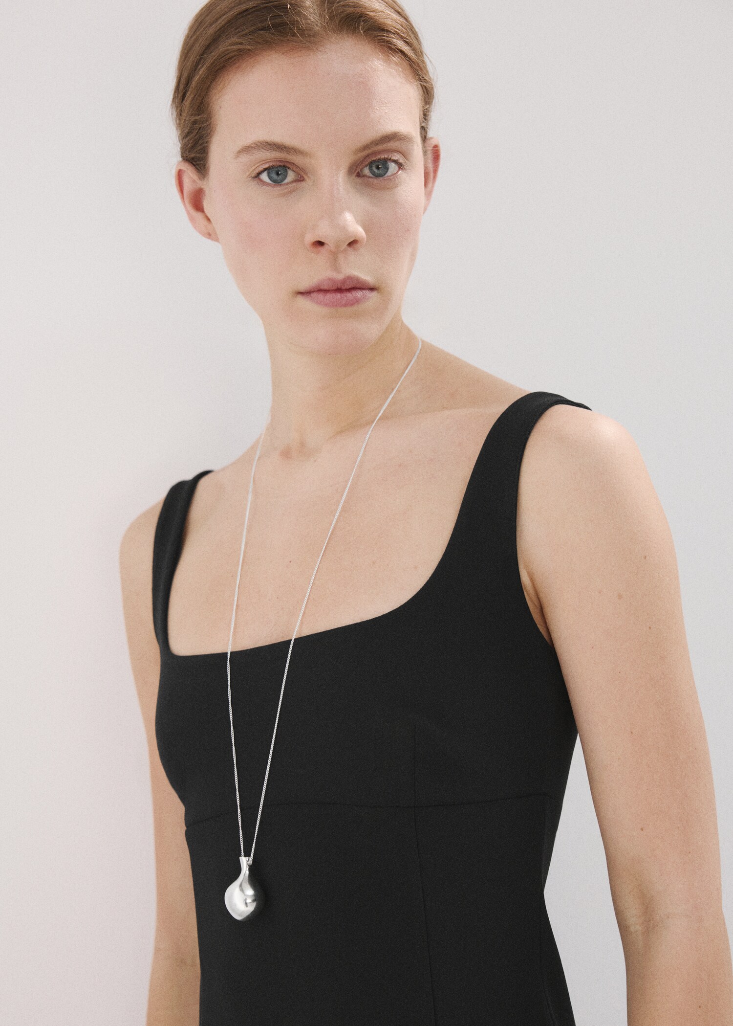 V-neckline fitted dress - Details of the article 1