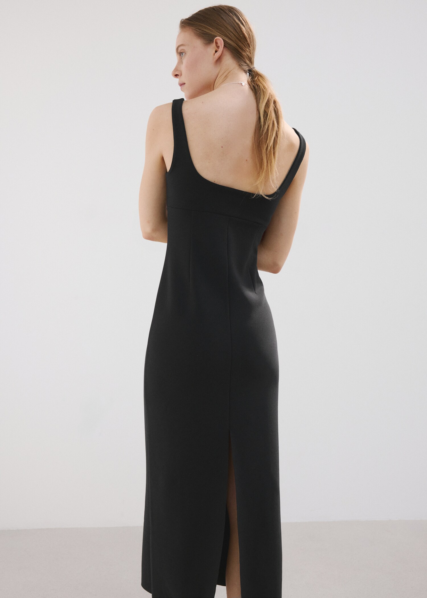 V-neckline fitted dress - Reverse of the article