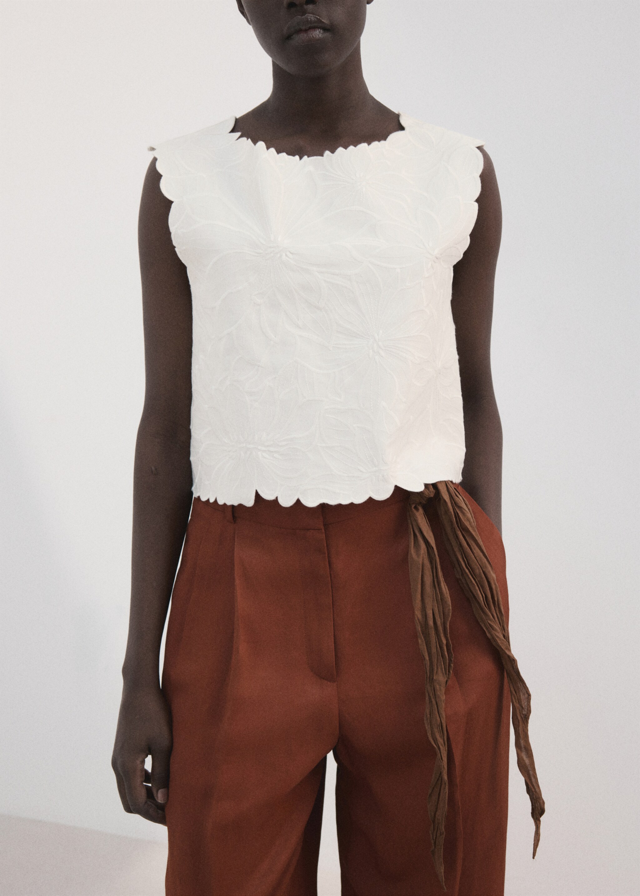 Embroidered flower top - Medium plane, Off White. Ref: 27097149-00.