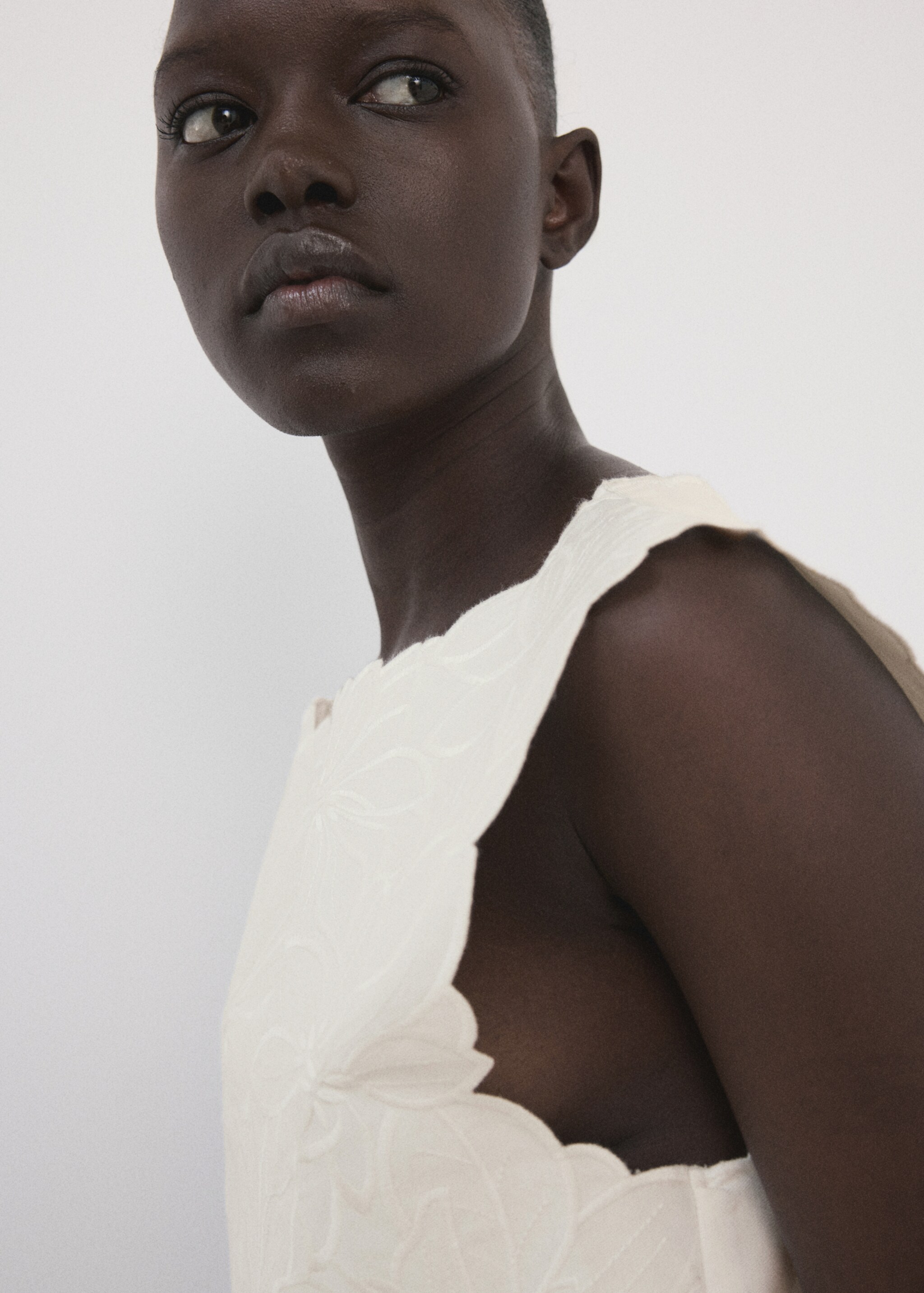 Embroidered flower top - Details of the article 1, Off White. Ref: 27097149-00.