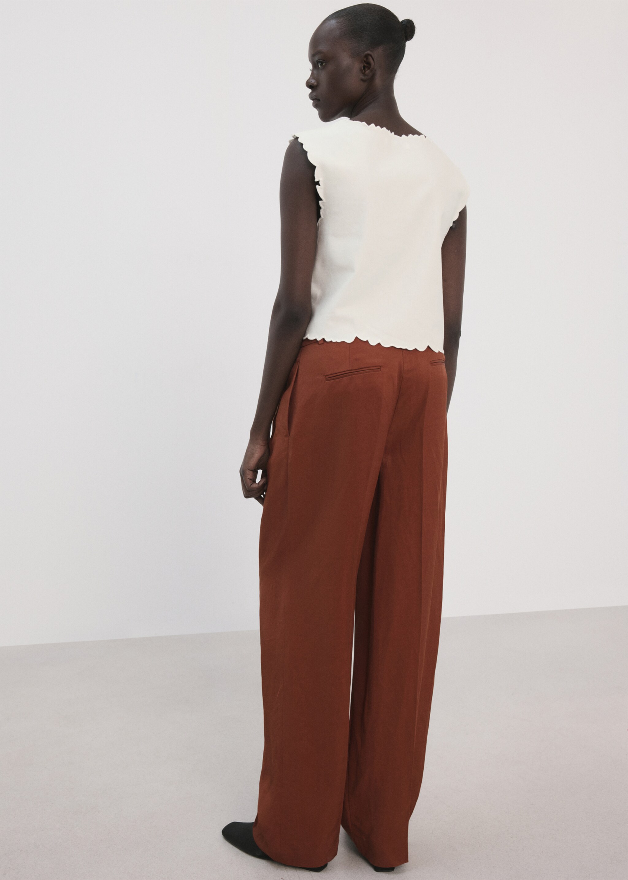 Embroidered flower top - Reverse of the article, Off White. Ref: 27097149-00.