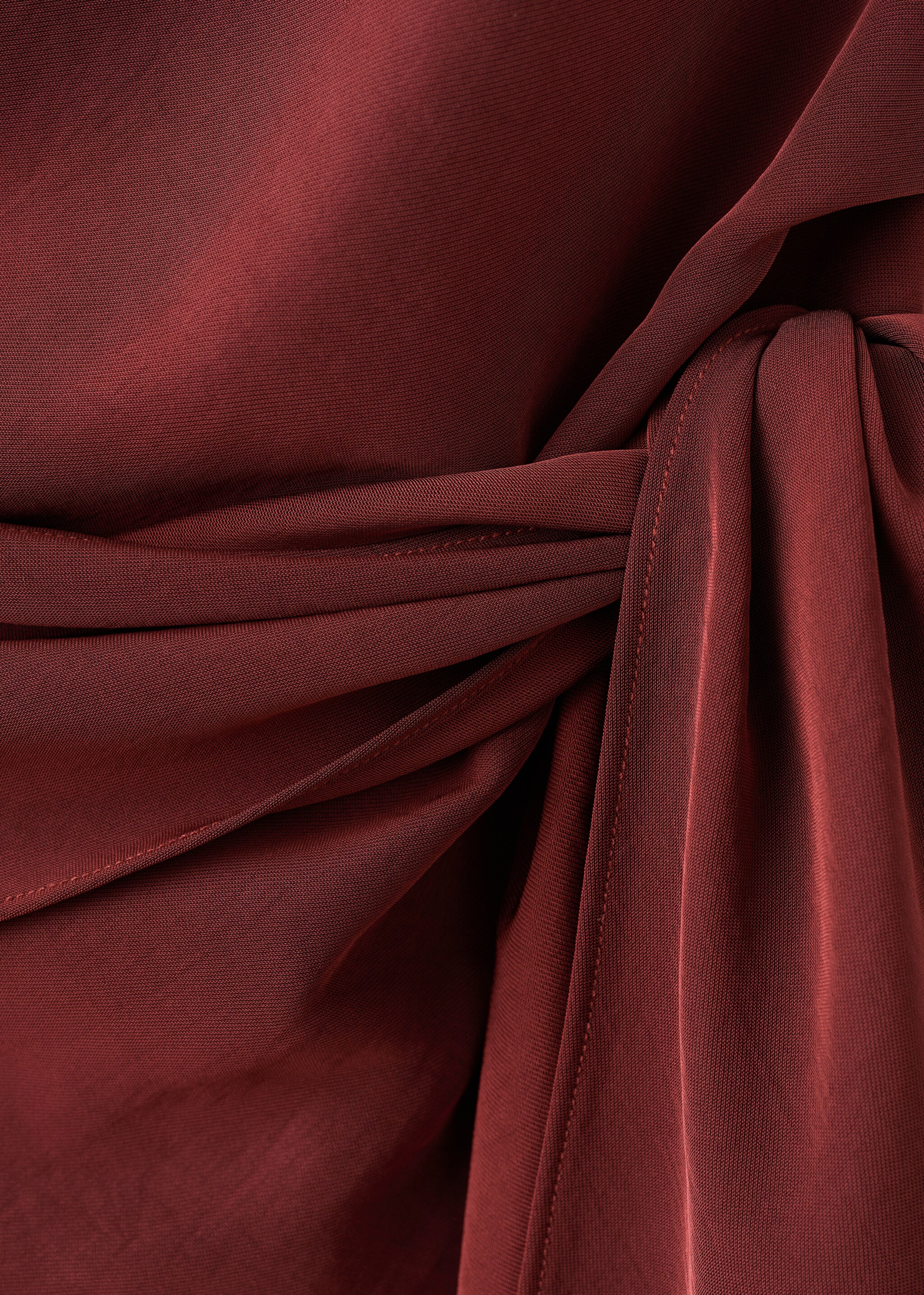 Combinaison asymétrique nœud - Détail de l'article 8, Grenat. Ref: 27097151-00.