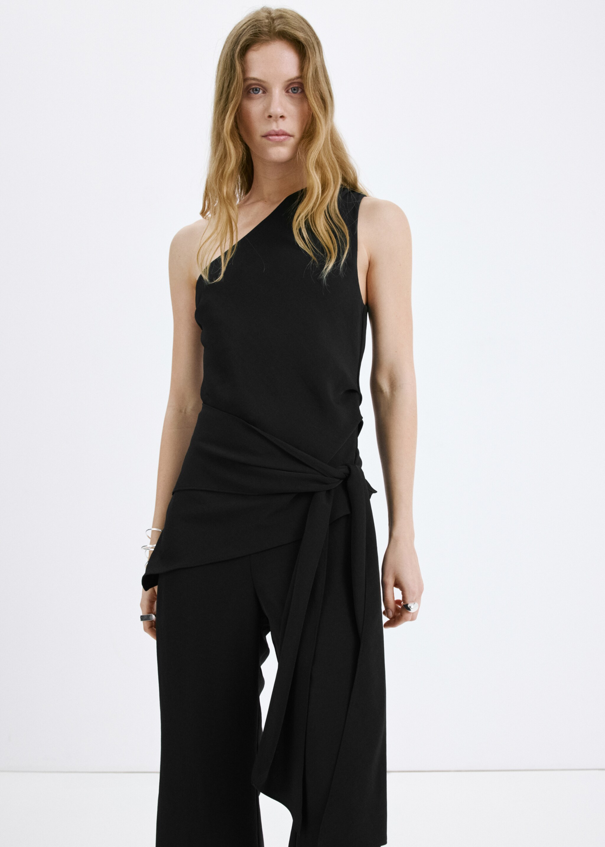Asymmetrical jumpsuit with bow - Medium plane, Black. Ref: 27097151-00.