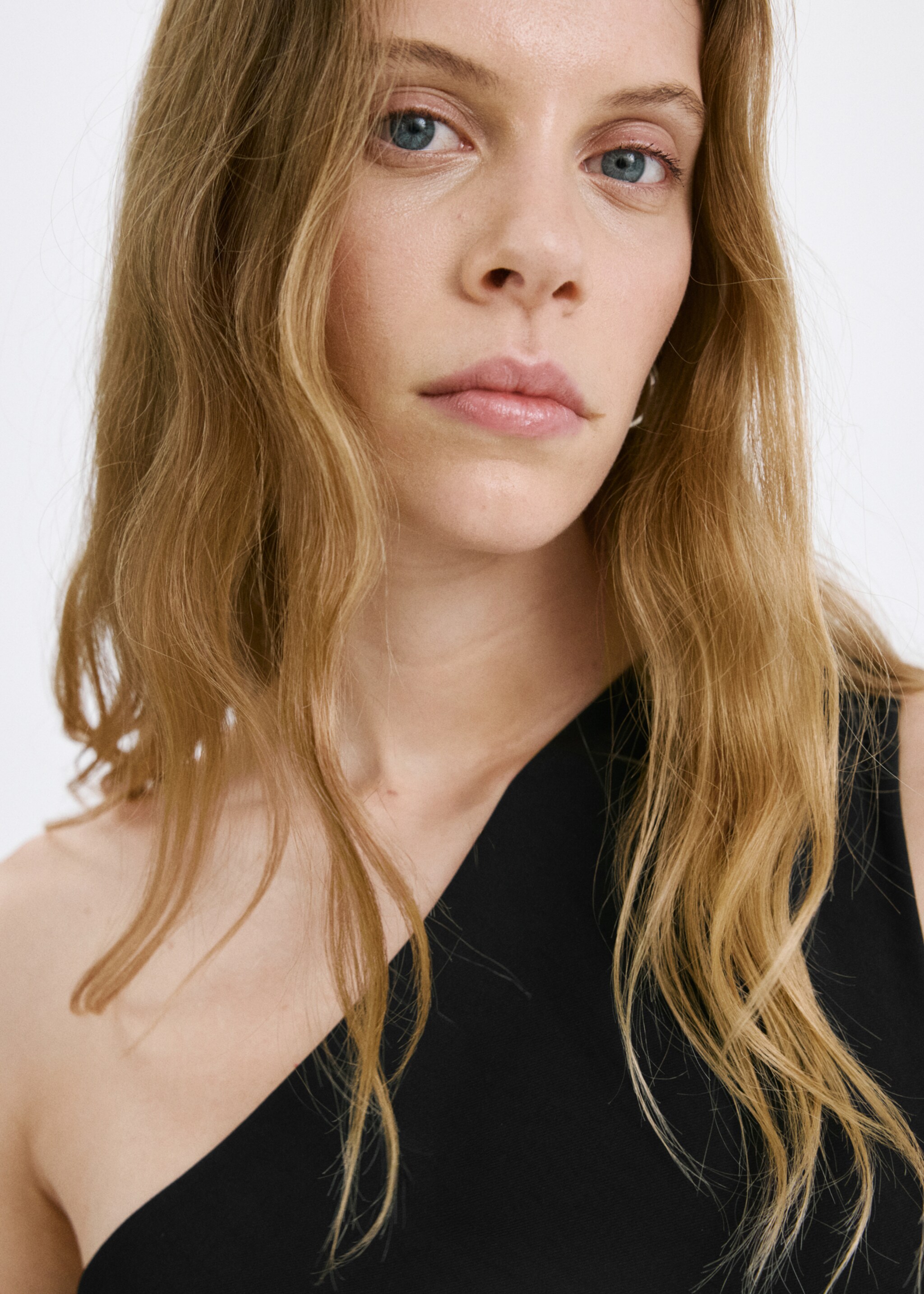 Asymmetrical jumpsuit with bow - Details of the article 1, Black. Ref: 27097151-00.