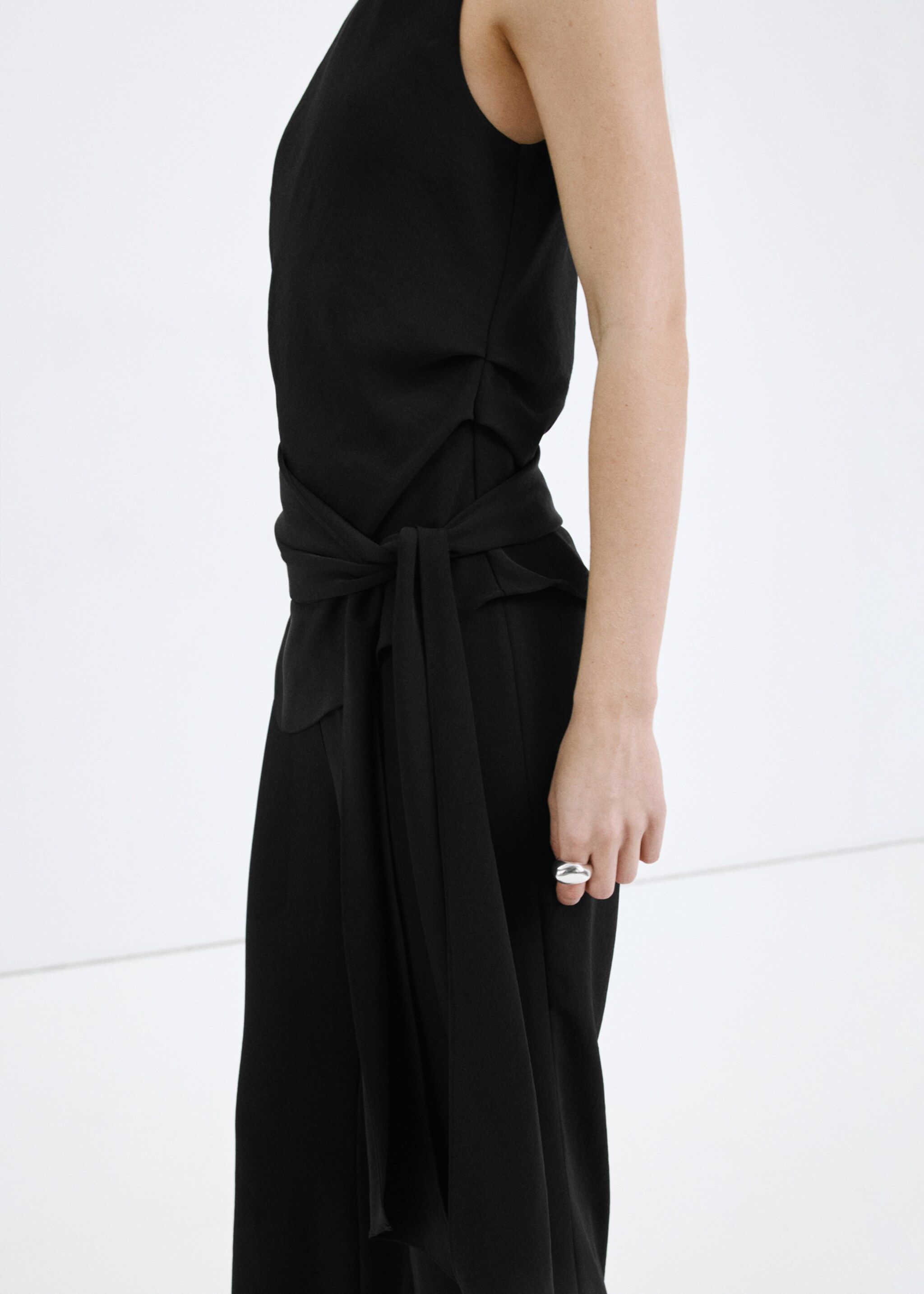 Asymmetrical jumpsuit with bow - Details of the article 6, Black. Ref: 27097151-00.