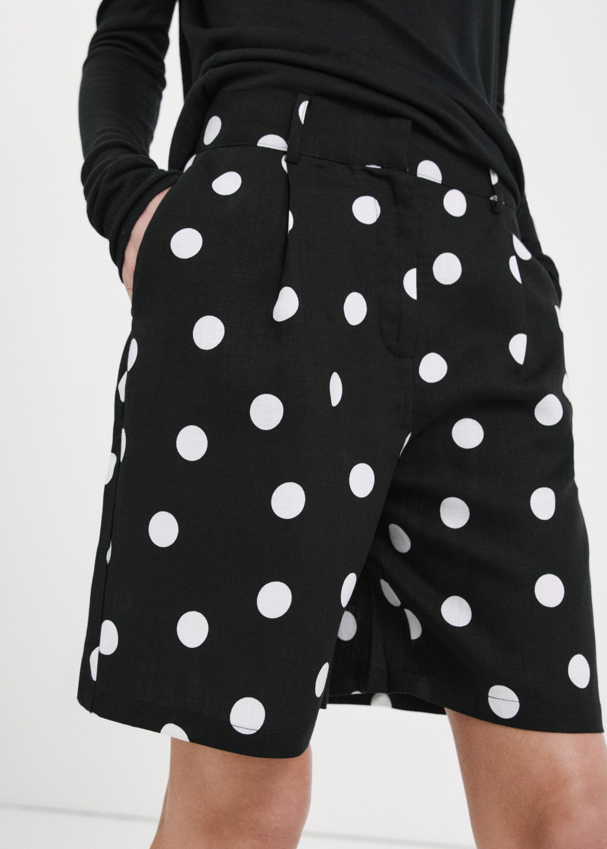 Shorts en lyocell à pois - Détail de l'article 1, Noir. Ref: 27097152-00.